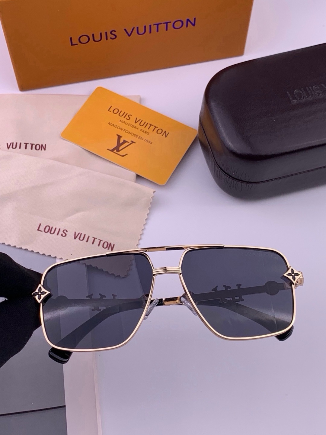 LV🔥高品质男女款”太阳镜🔥 开车钓鱼都可🔥百搭显瘦墨镜韩版男士飞行员大框司机开车防紫外线太阳镜，型号：L11757