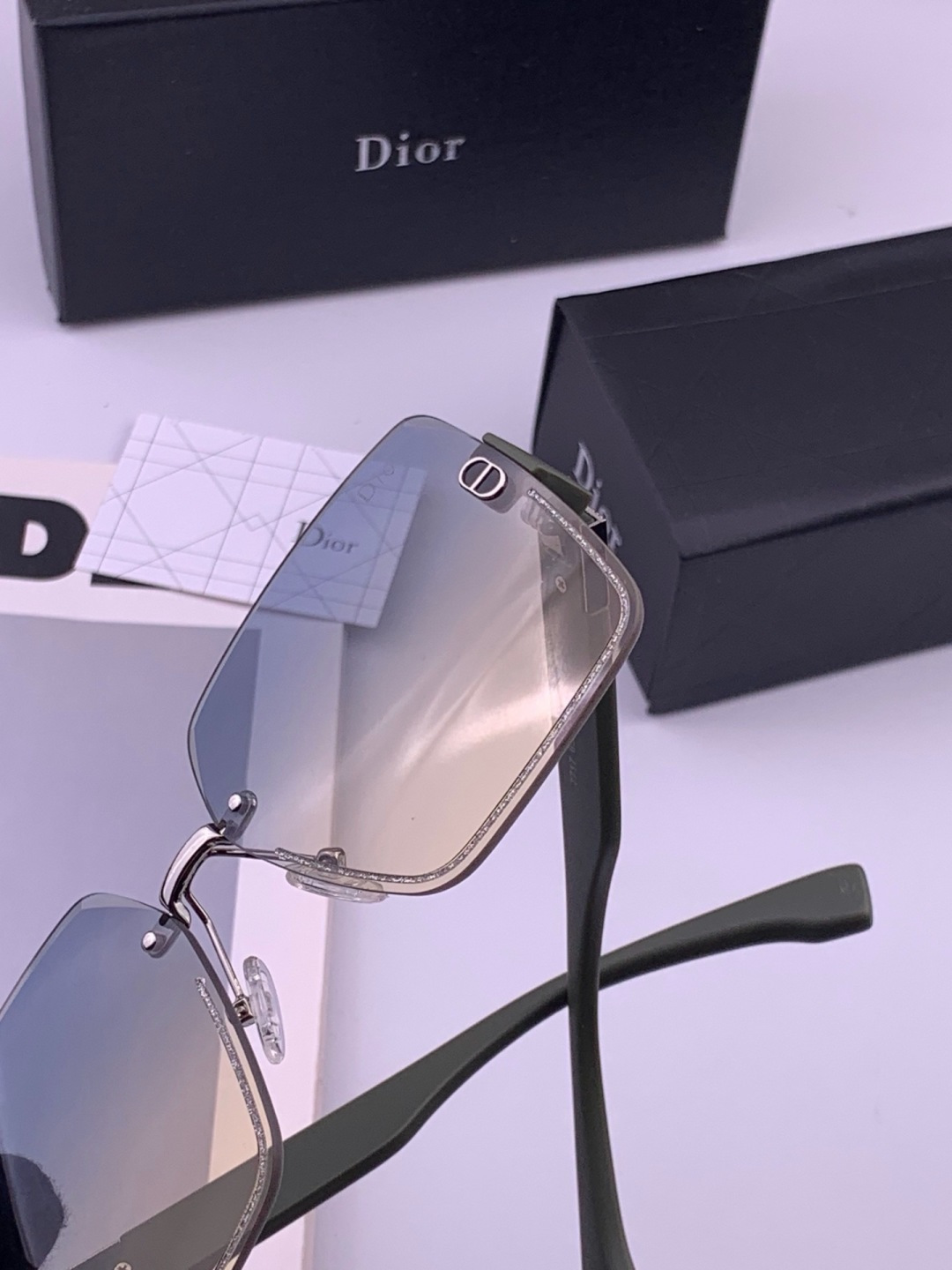 🔺 【DIOR-迪奥】开春新款 潮流爆款 时尚方框太阳镜 高品质 佩戴舒适 网红潮款墨镜 型号：D7771