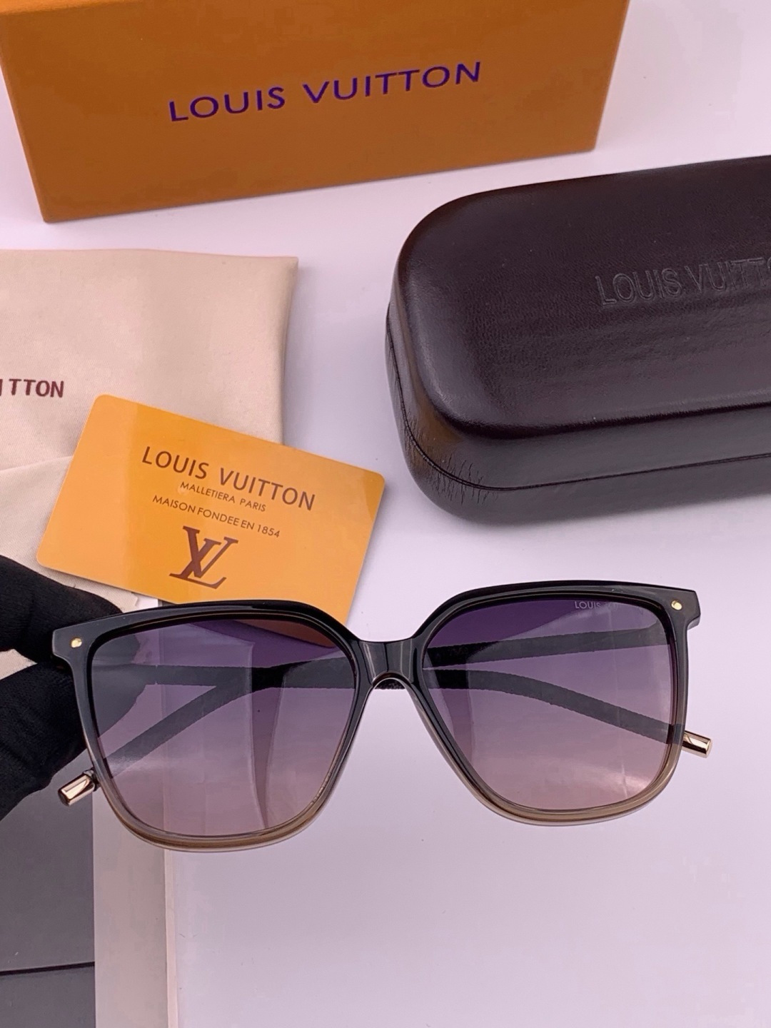 LV 🔥  高品质情侣款款墨镜   👍 进口宝丽来偏光镜片  🔥蛤蟆镜 开车钓鱼都可 🔥百搭显瘦墨镜韩版 大框司机开车防