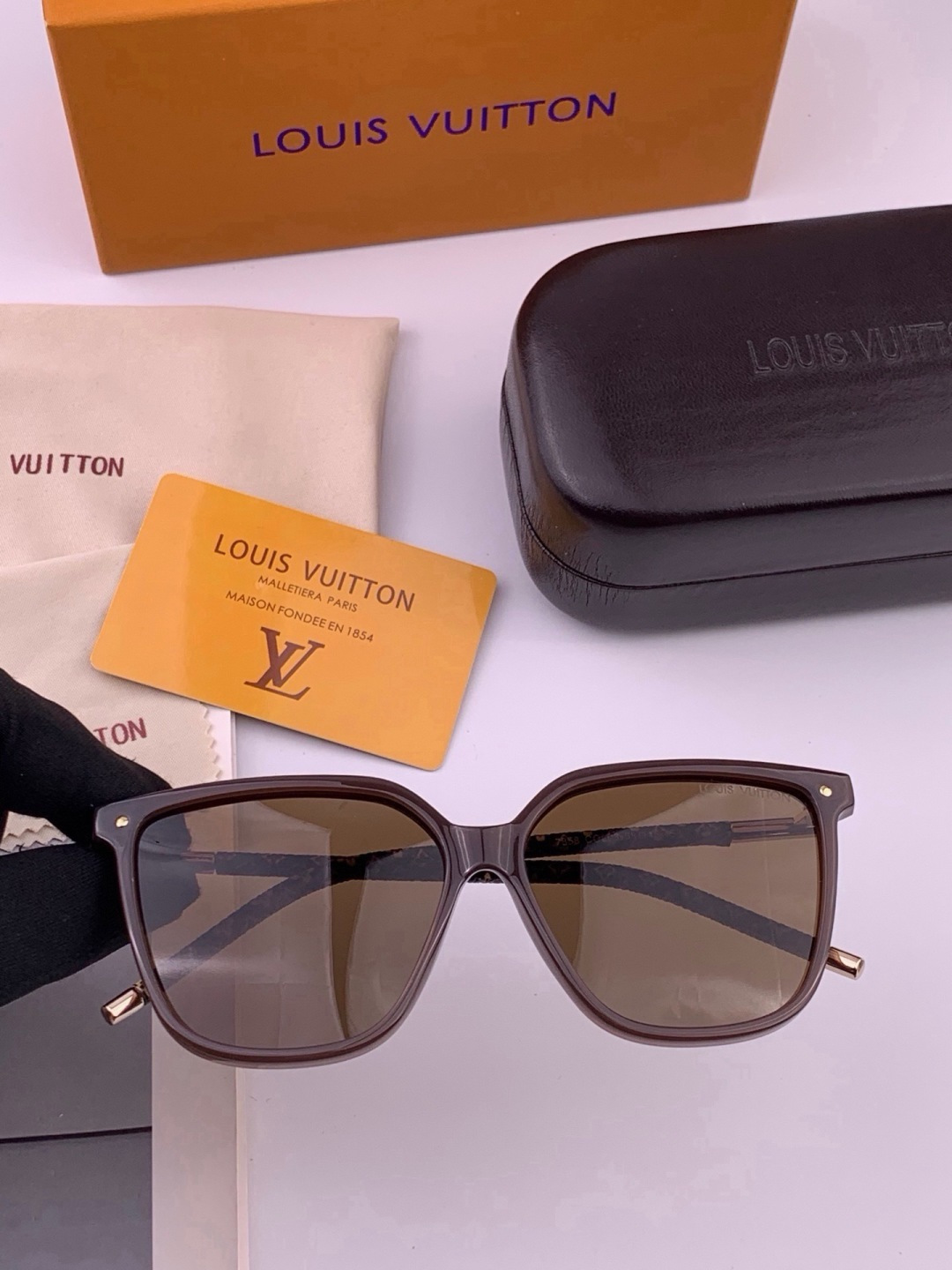 LV 🔥  高品质情侣款款墨镜   👍 进口宝丽来偏光镜片  🔥蛤蟆镜 开车钓鱼都可 🔥百搭显瘦墨镜韩版 大框司机开车防