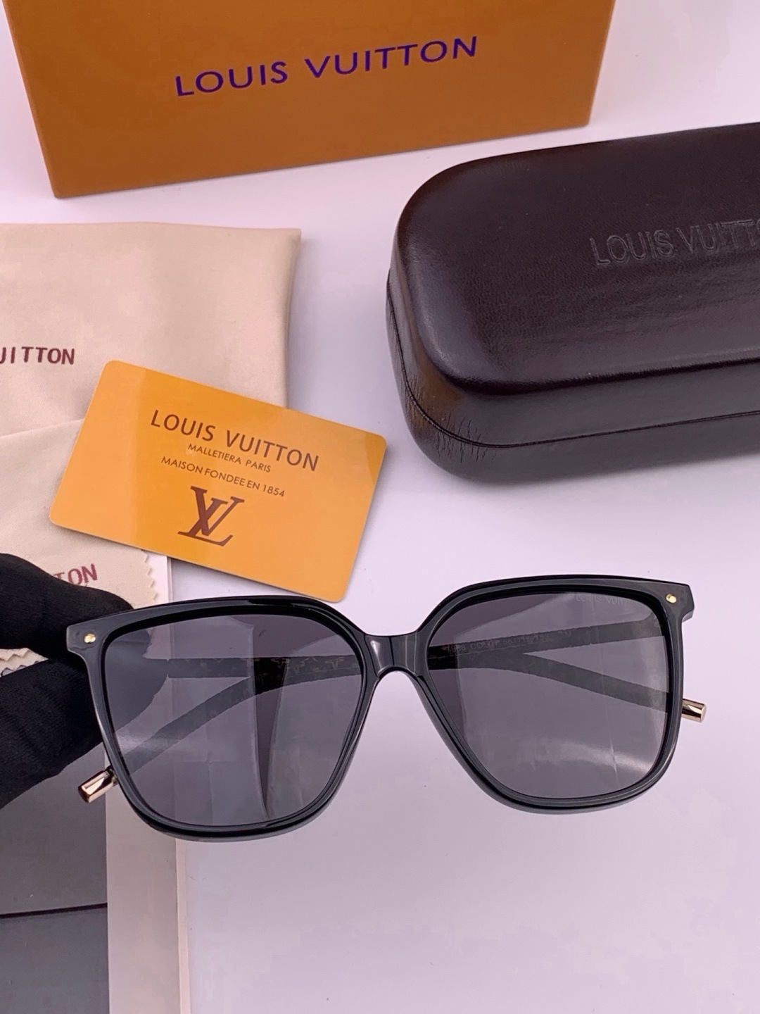 LV 🔥  高品质情侣款款墨镜   👍 进口宝丽来偏光镜片  🔥蛤蟆镜 开车钓鱼都可 🔥百搭显瘦墨镜韩版 大框司机开车防