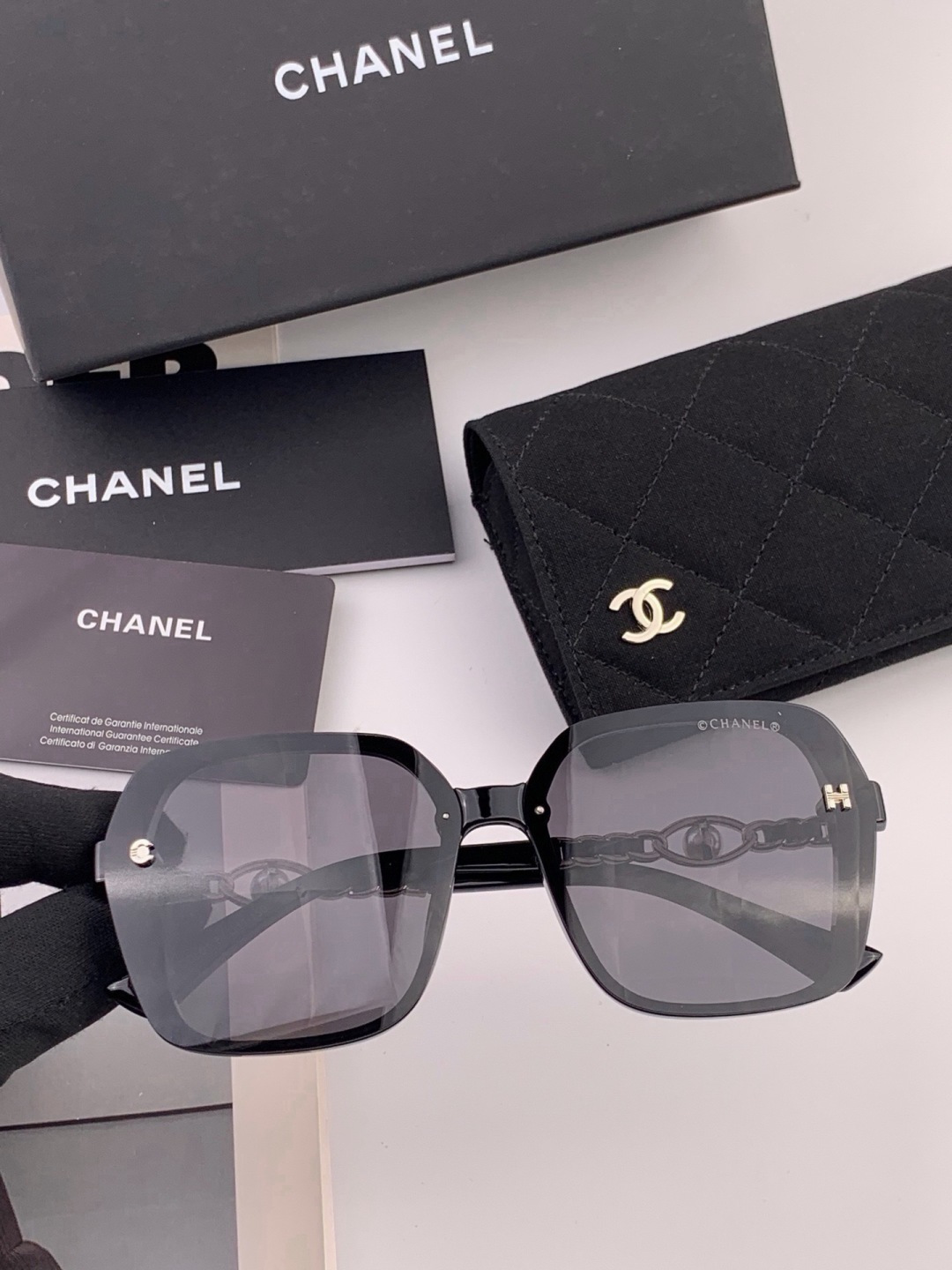 🔺CHANEL🔻官方早春新款，众多明星同款[色]香奈儿‼️‼️新款珍珠大框偏光墨镜 ，🌈🌈宝丽来超清偏光太阳镜🔝🔝型号：