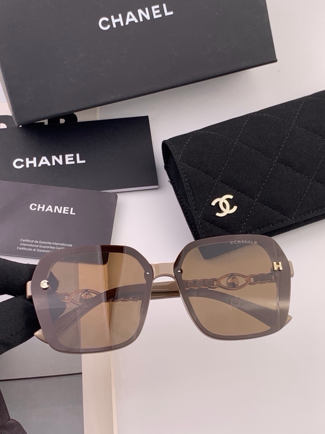 🔺CHANEL🔻官方早春新款，众多明星同款[色]香奈儿‼️‼️新款珍珠大框偏光墨镜 ，🌈🌈宝丽来超清偏光太阳镜🔝🔝型号：