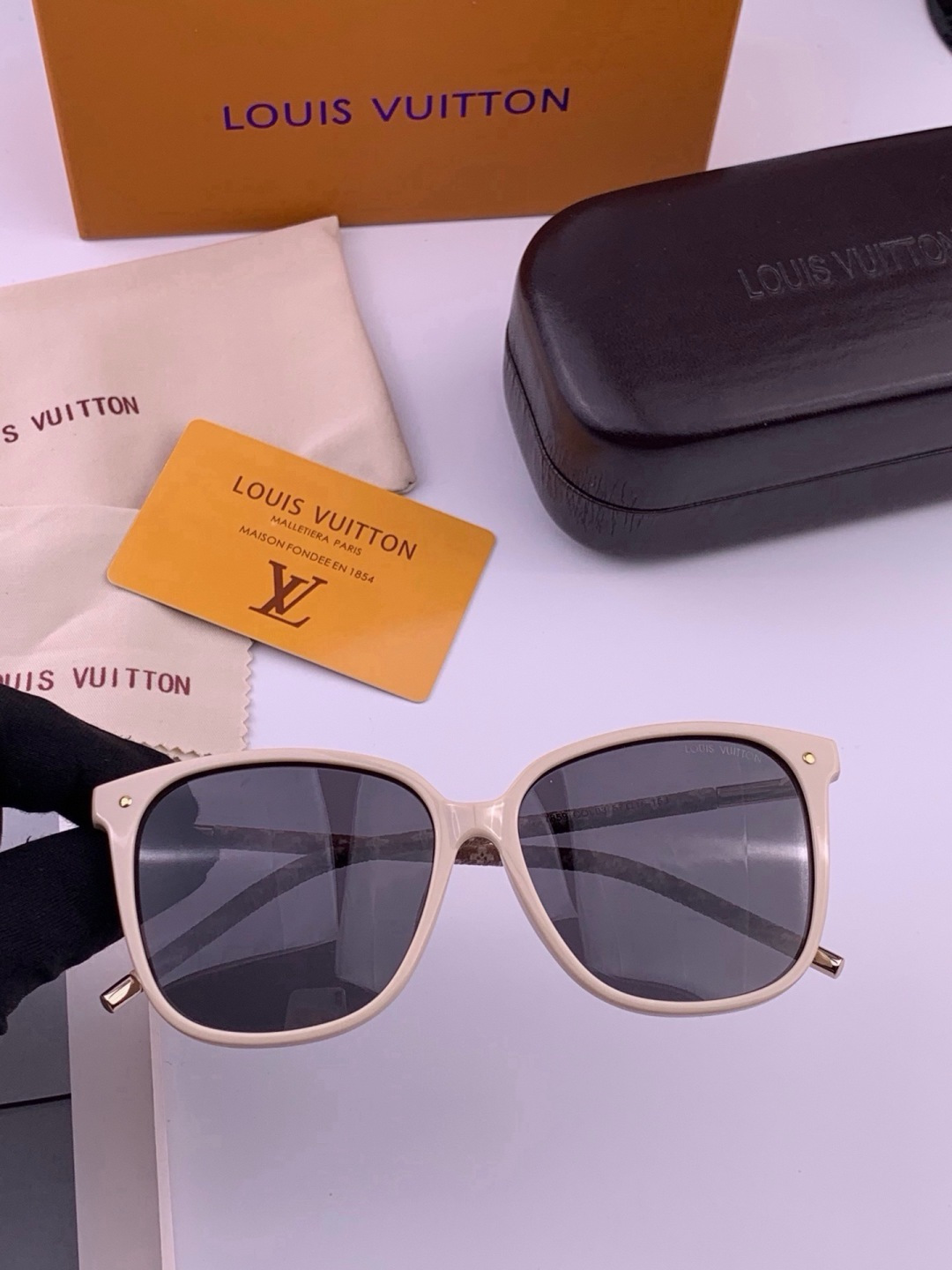 LV 🔥  高品质情侣款款墨镜   👍 进口宝丽来偏光镜片  🔥蛤蟆镜 开车钓鱼都可 🔥百搭显瘦墨镜韩版 大框司机开车防