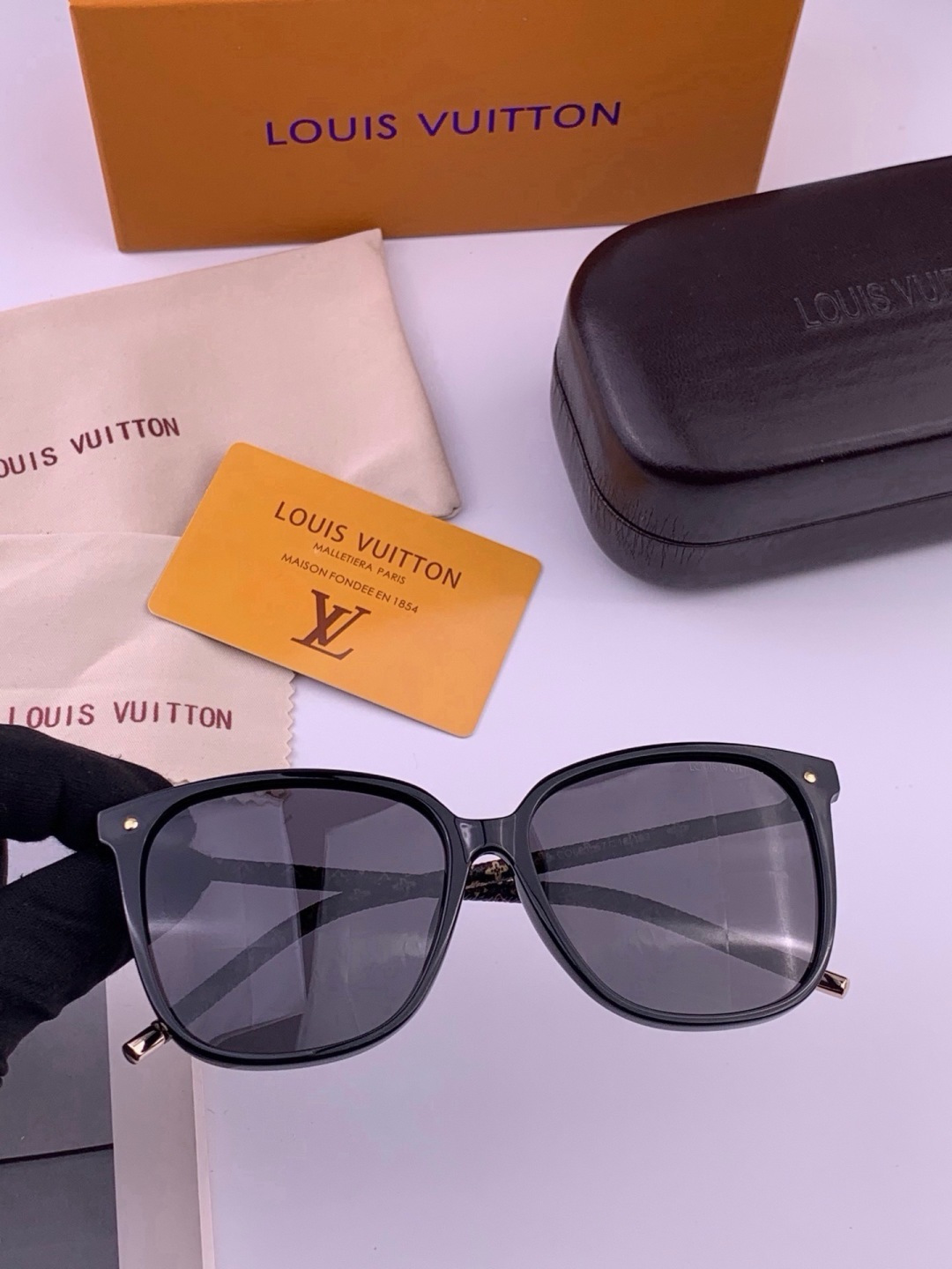 LV 🔥  高品质情侣款款墨镜   👍 进口宝丽来偏光镜片  🔥蛤蟆镜 开车钓鱼都可 🔥百搭显瘦墨镜韩版 大框司机开车防