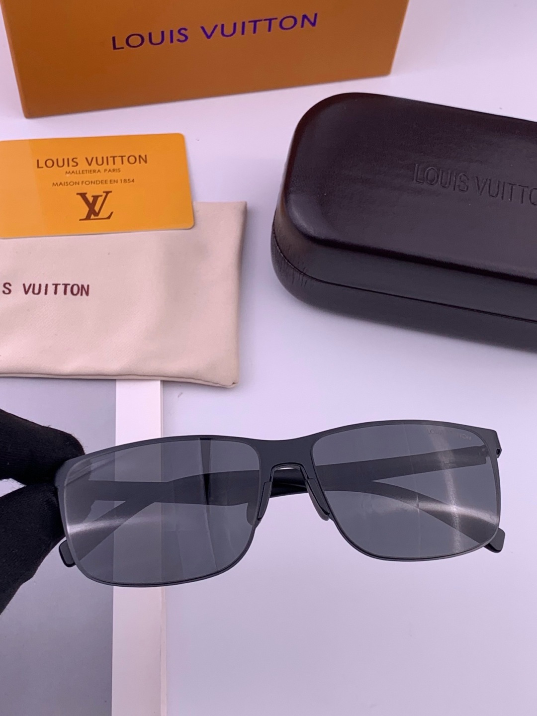 LV 男款炫彩飞行员偏光太阳镜 ❤️材质：高清尼龙加厚卡槽高清偏光镜片 🌹无边框镜架💕颜👍型号：L5374