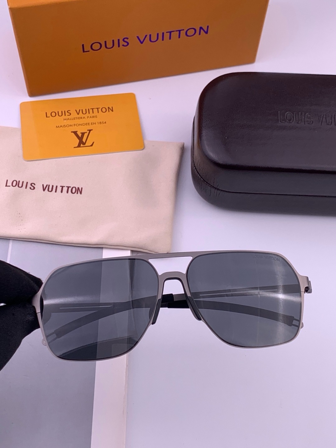 LV 男款炫彩飞行员偏光太阳镜 ❤️材质：高清尼龙加厚卡槽高清偏光镜片 🌹无边框镜架💕颜👍型号：L7397