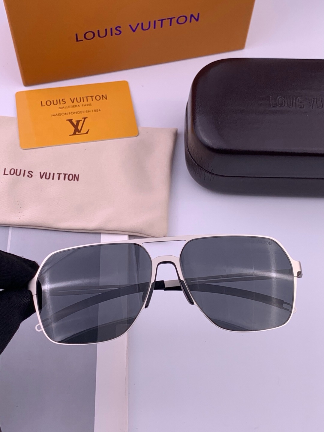 LV 男款炫彩飞行员偏光太阳镜 ❤️材质：高清尼龙加厚卡槽高清偏光镜片 🌹无边框镜架💕颜👍型号：L7397