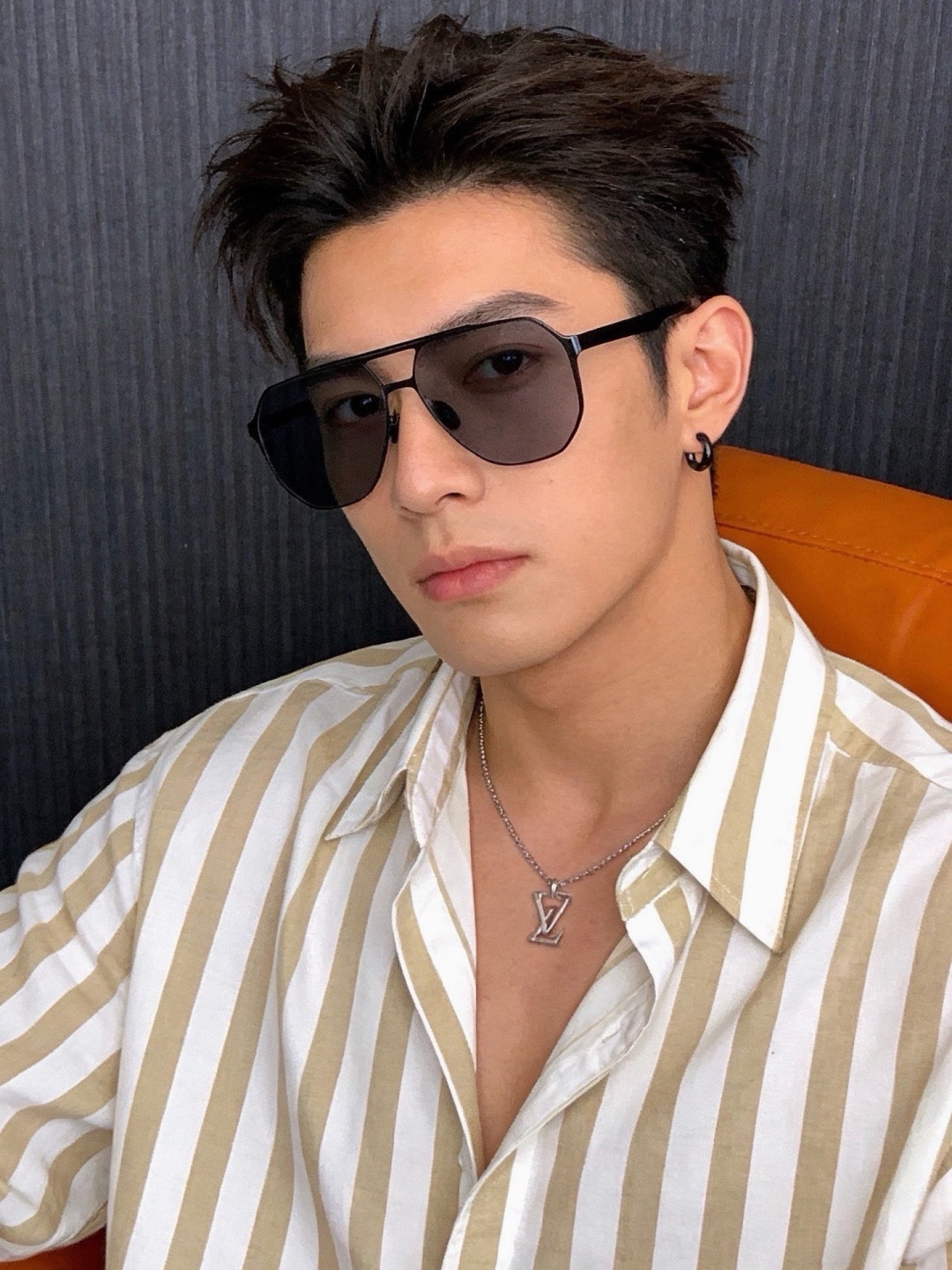 LV 男款炫彩飞行员偏光太阳镜 ❤️材质：高清尼龙加厚卡槽高清偏光镜片 🌹无边框镜架💕颜👍型号：L3252