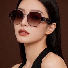 GUCCI 开春新款 最新款方框太阳镜 各路网红纷纷带起气场满分‼️ 俏皮甜美.上脸效果更佳.金属质感超好 型号:G13 GUCCI 开春新款 最新款方框太阳镜 各路网红纷纷带起气场满分‼️ 俏皮甜美.上脸效果更佳.金属质感超好 型号:G13