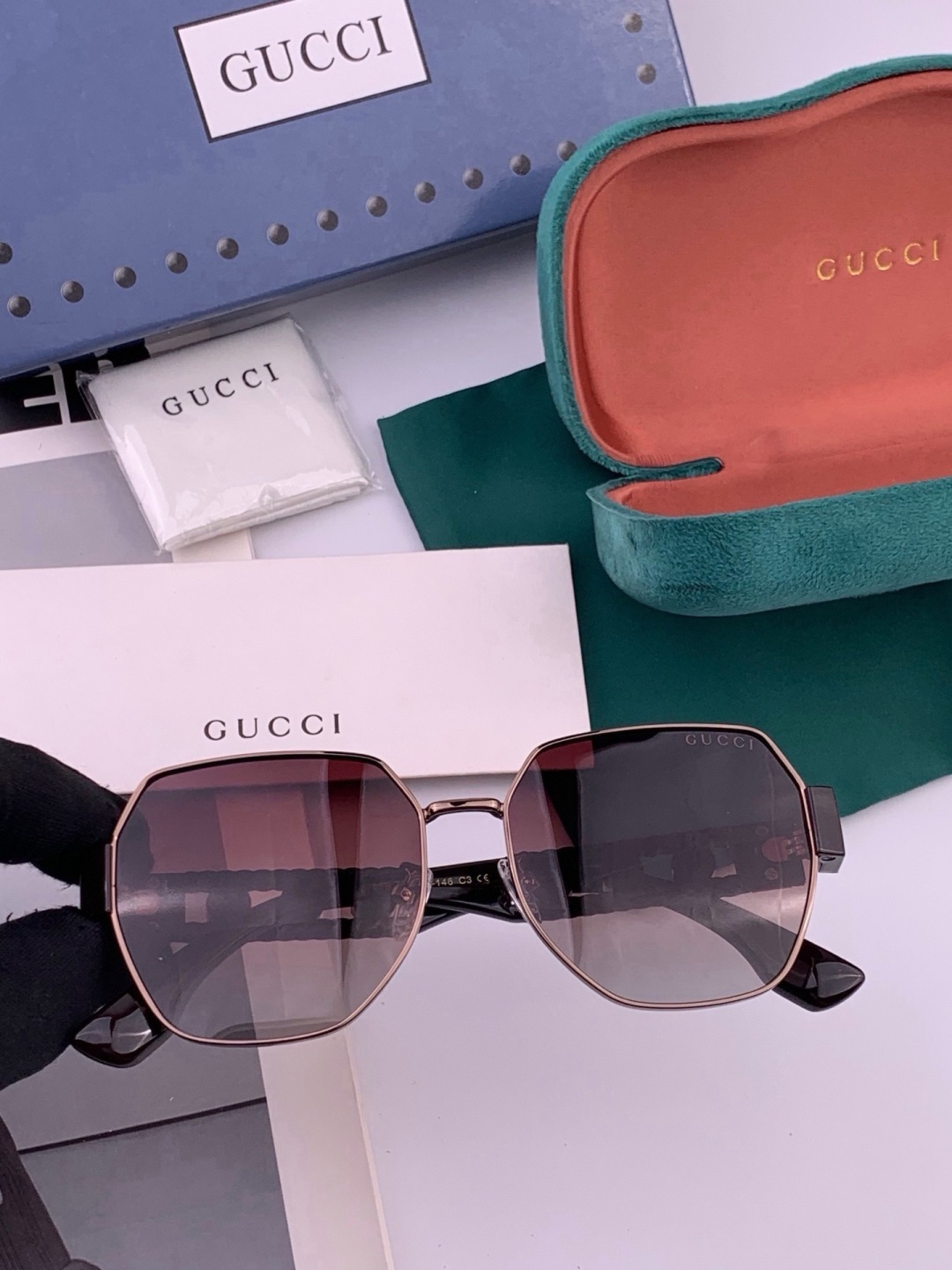 GUCCI 开春新款 最新款方框太阳镜 各路网红纷纷带起气场满分‼️ 俏皮甜美.上脸效果更佳.金属质感超好 型号：G13