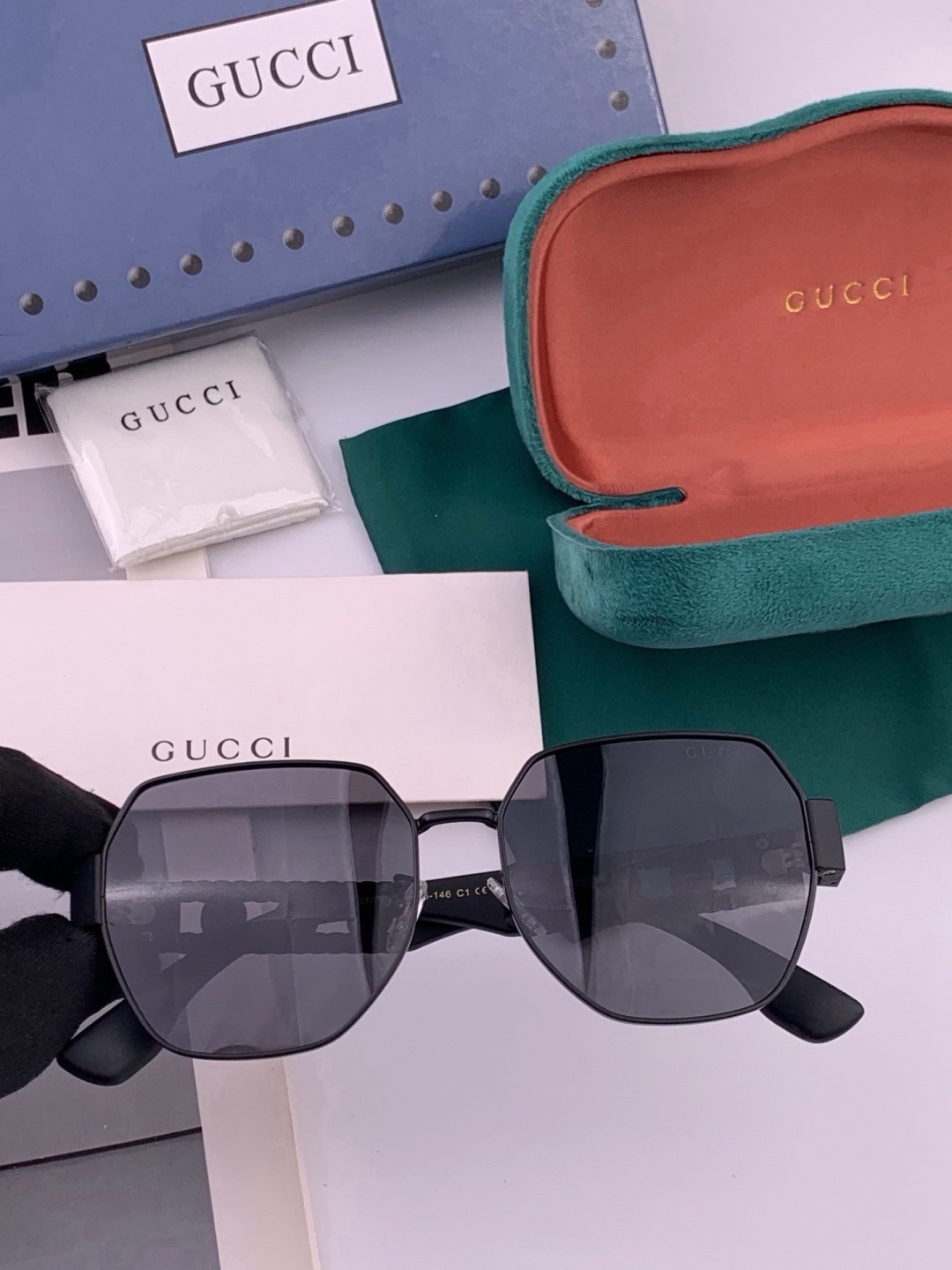 GUCCI 开春新款 最新款方框太阳镜 各路网红纷纷带起气场满分‼️ 俏皮甜美.上脸效果更佳.金属质感超好 型号：G13