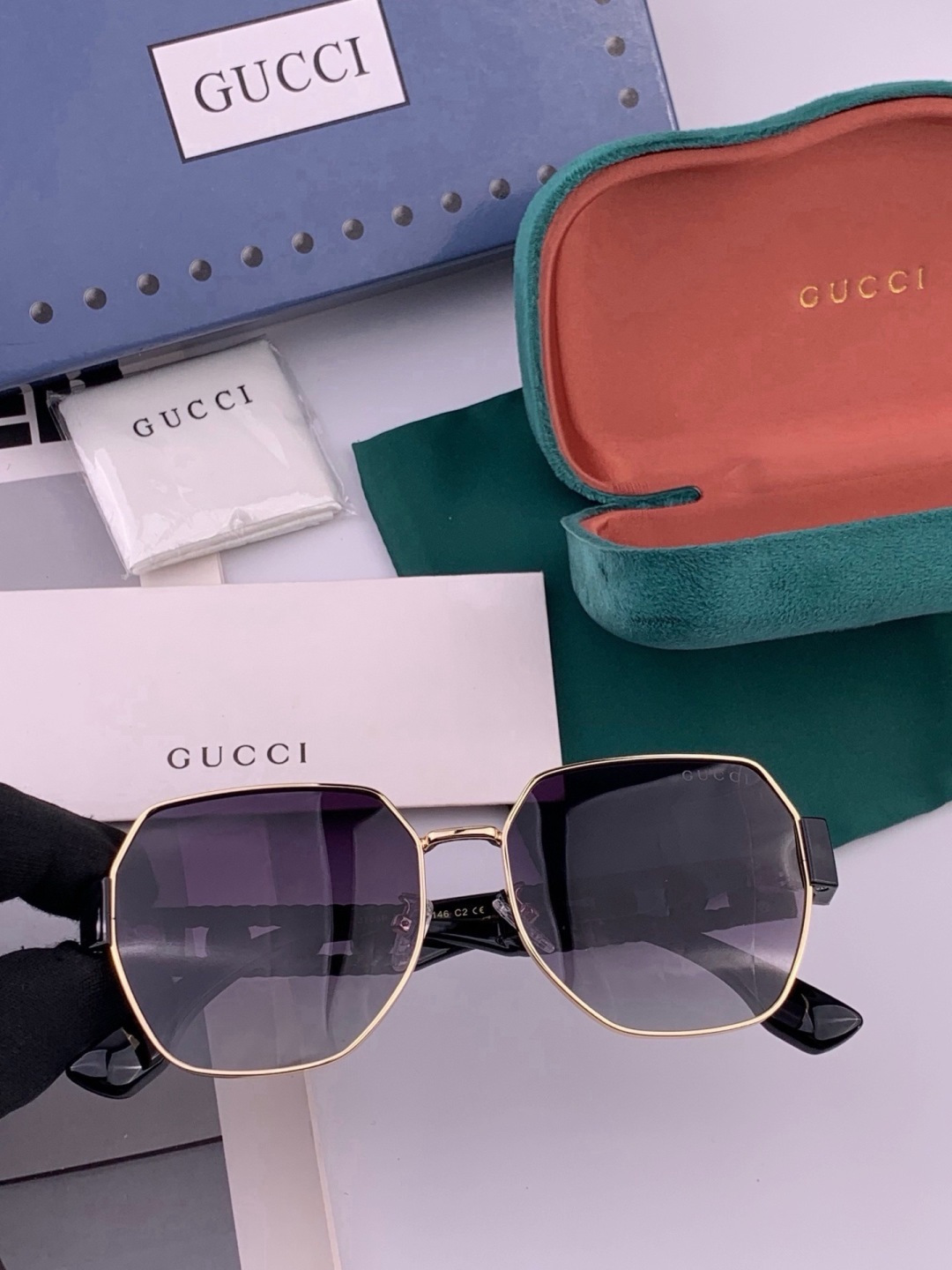 GUCCI 开春新款 最新款方框太阳镜 各路网红纷纷带起气场满分‼️ 俏皮甜美.上脸效果更佳.金属质感超好 型号：G13
