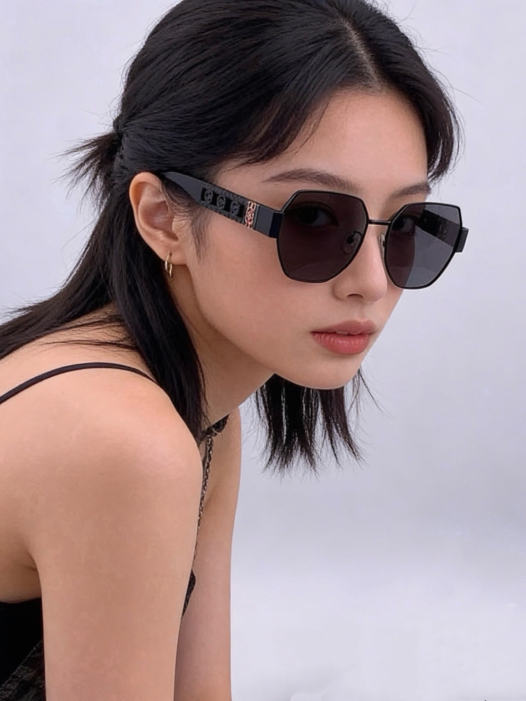 GUCCI 开春新款 最新款方框太阳镜 各路网红纷纷带起气场满分‼️ 俏皮甜美.上脸效果更佳.金属质感超好 型号：G13