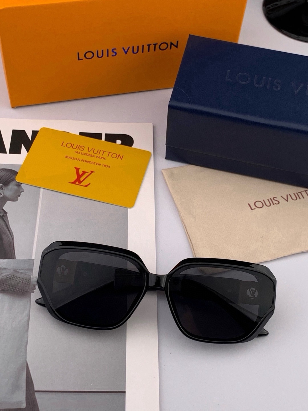 LV 开春新款  潮流爆款 时尚方框太阳镜 高品质 佩戴舒适 网红潮款墨镜 型号L8551