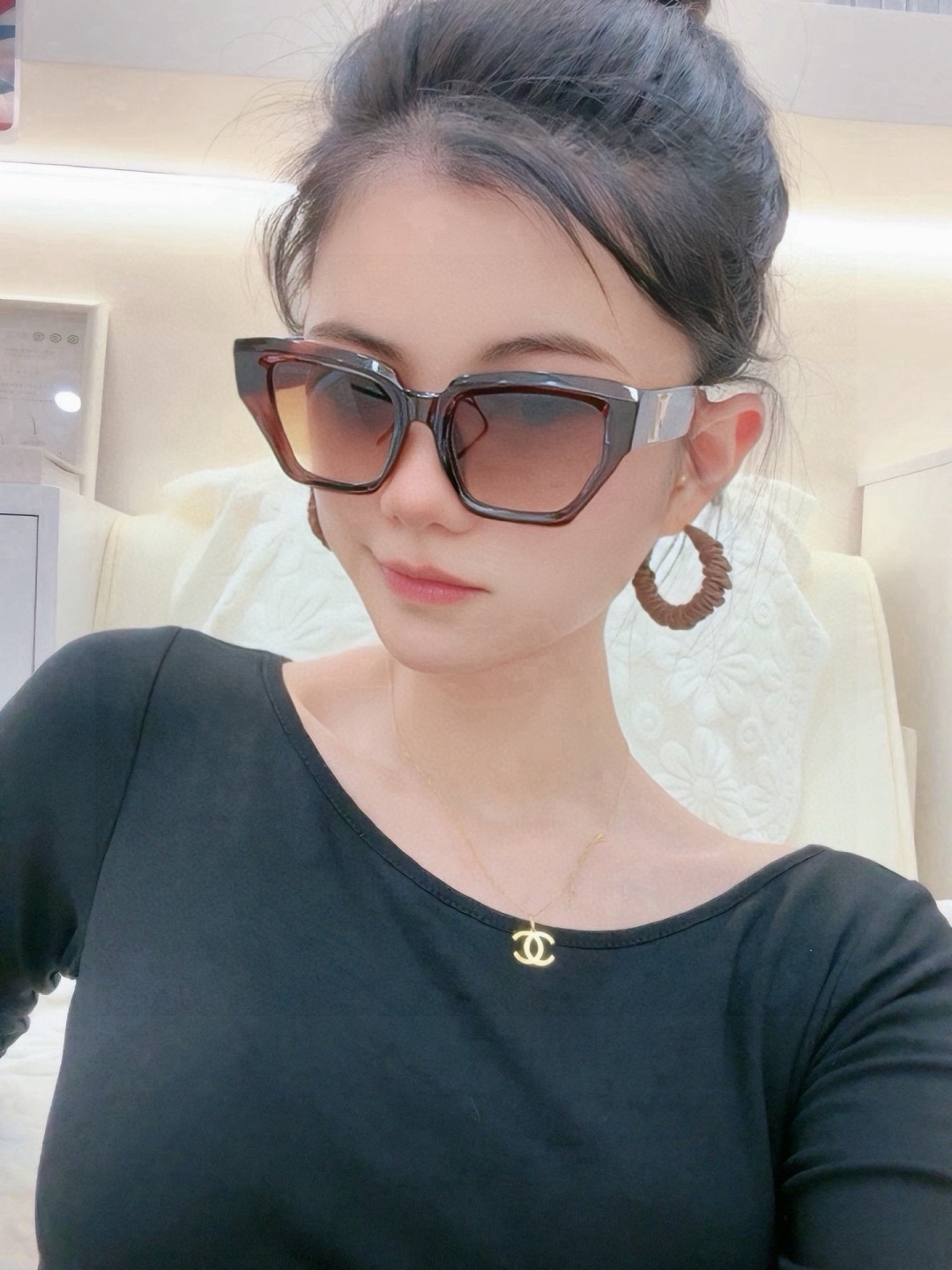 LV 新款女士方框太阳眼镜 开车墨镜 新款太阳镜  时尚大方 舒适轻盈 精致奢华 超轻 型号：L26900