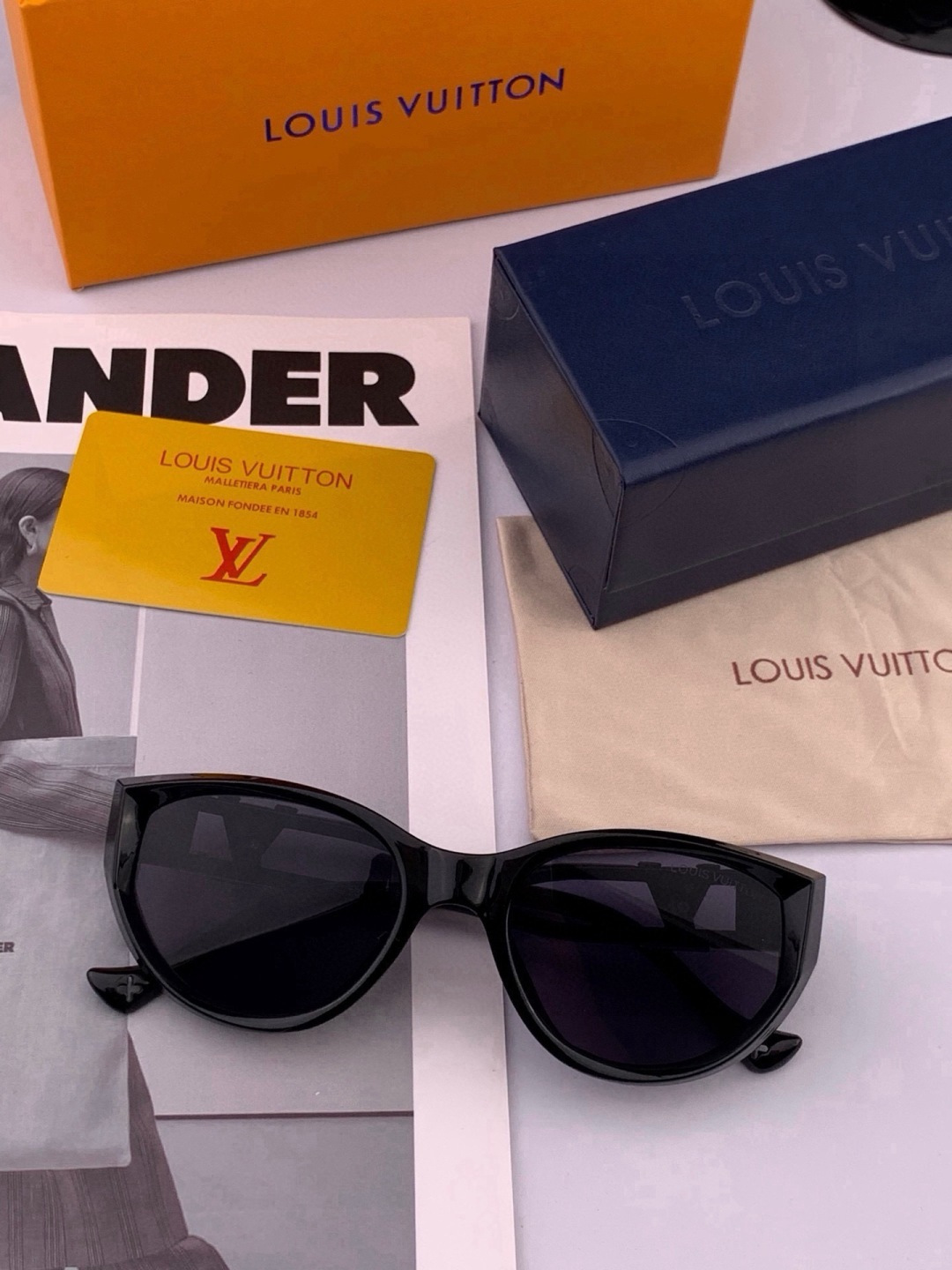 LV 开春新款  潮流爆款 时尚方框太阳镜 高品质 佩戴舒适 网红潮款墨镜 型号L1231 