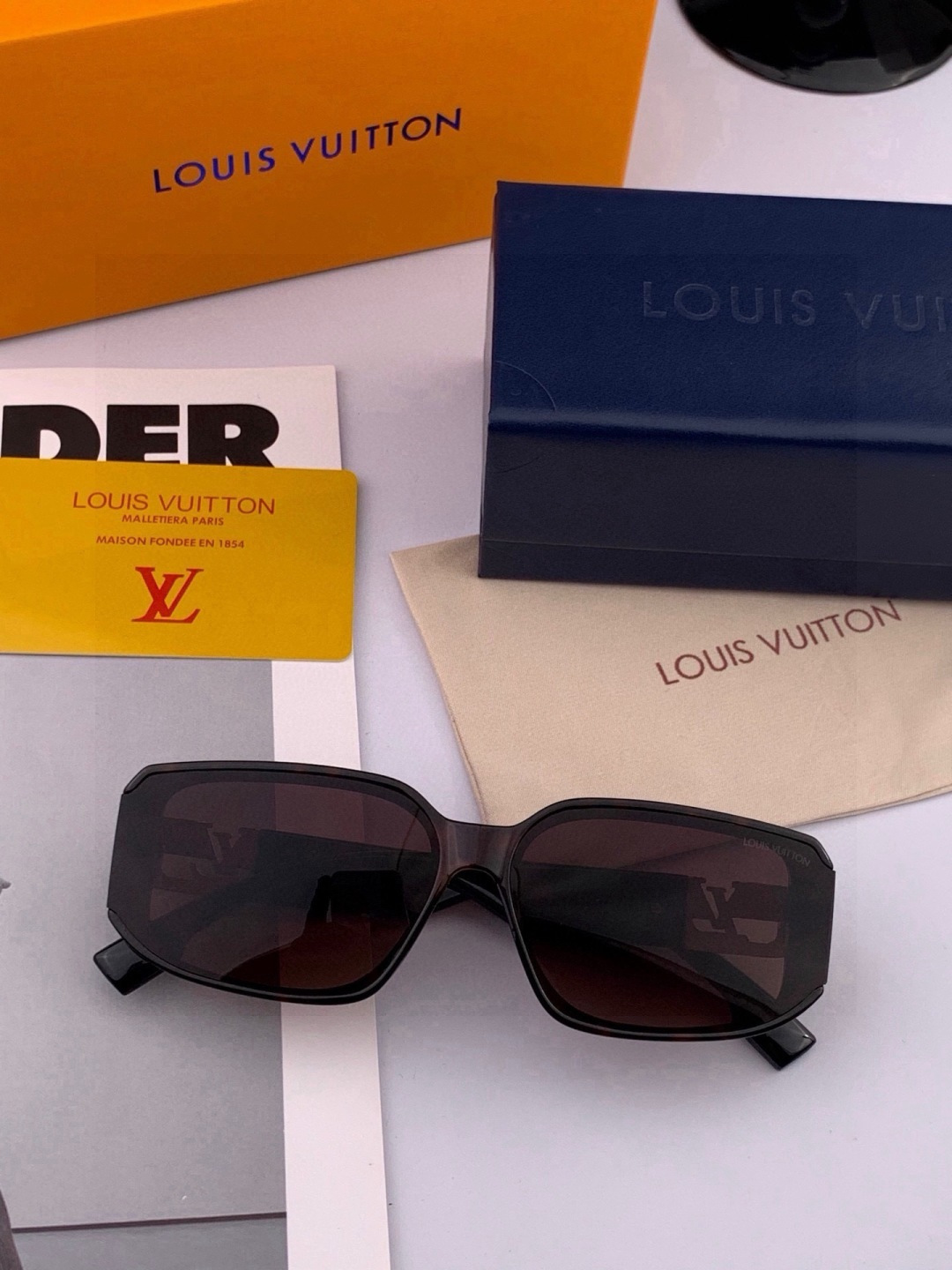 LV 开春新款  潮流爆款 时尚方框太阳镜 高品质 佩戴舒适 网红潮款墨镜 型号L5551