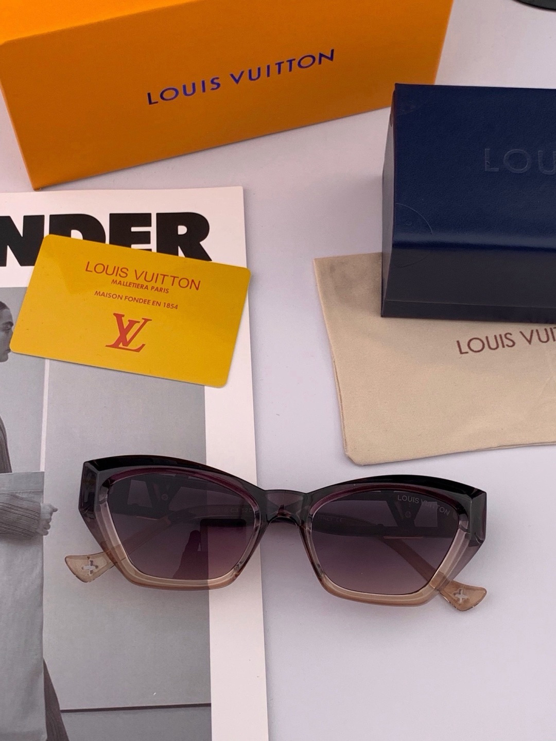 LV 开春新款  潮流爆款 时尚方框太阳镜 高品质 佩戴舒适 网红潮款墨镜 型号L4550
