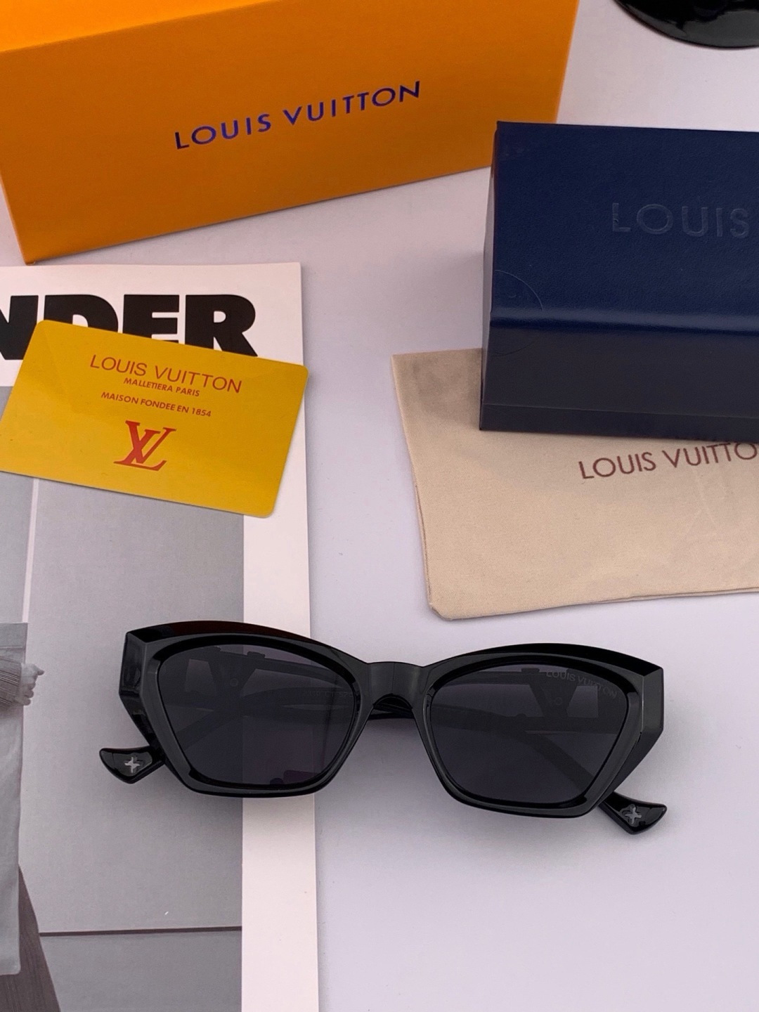 LV 开春新款  潮流爆款 时尚方框太阳镜 高品质 佩戴舒适 网红潮款墨镜 型号L4550