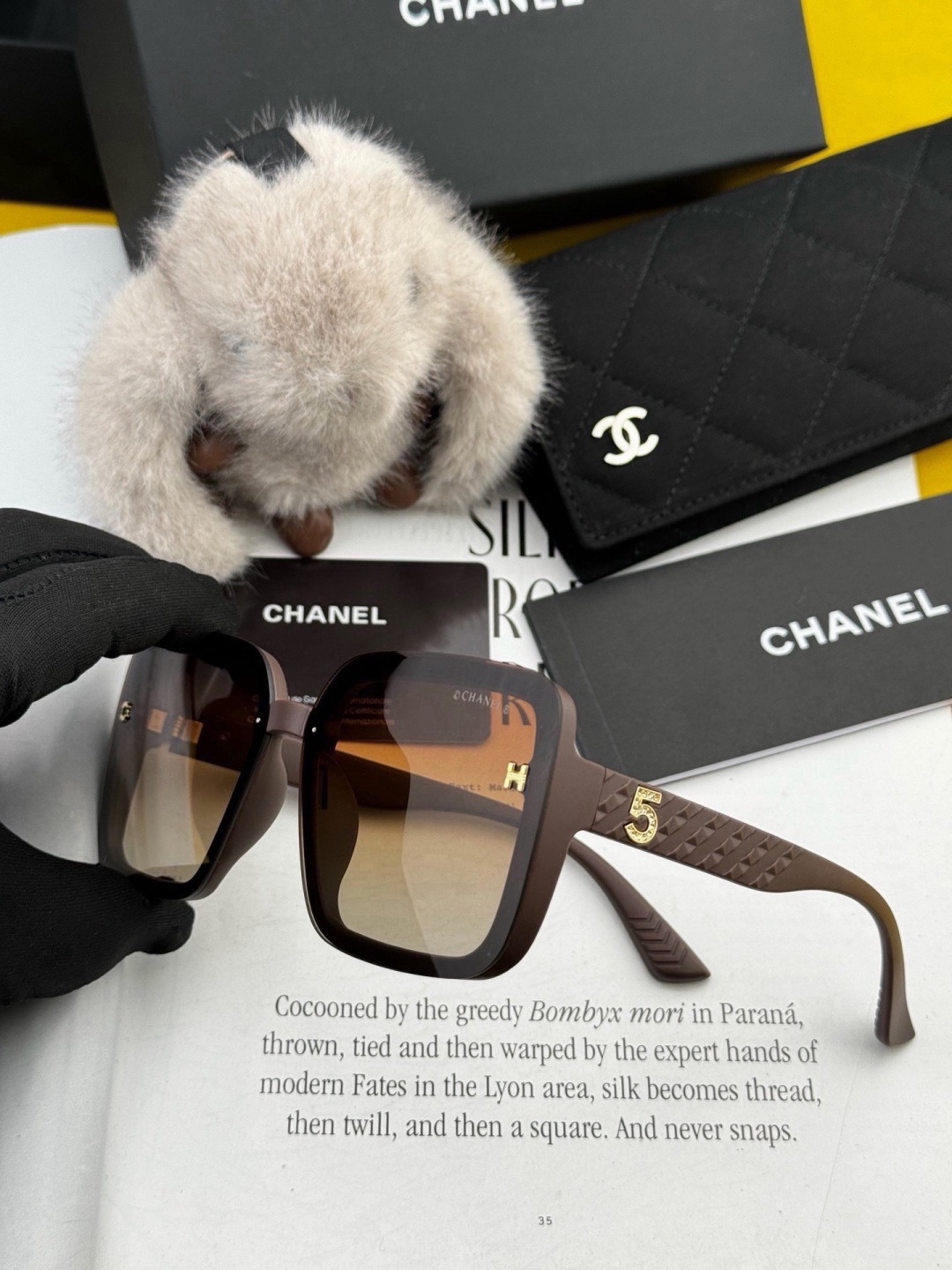 新品CHANEL 香奈儿太阳镜以独特魅力和前卫风格诠释春夏最新眼镜，质感超好佩带舒适 型号：CH2305