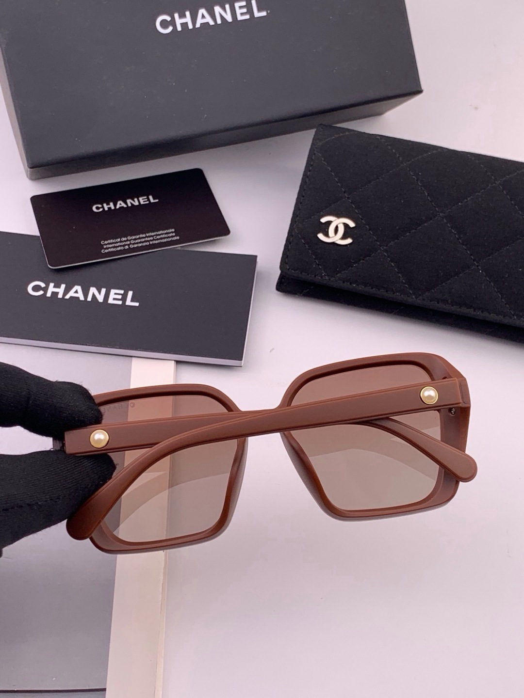 🔺CHANEL🔻官方早春新款，众多明星同款[色]香奈儿‼️‼️新款大框偏光墨镜 ，镜腿LOGO小珍珠🌈🌈宝丽来超清偏光太