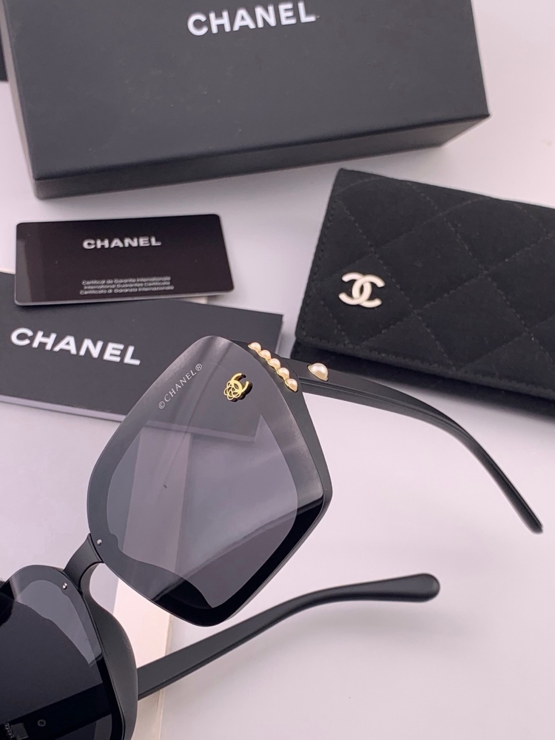 🔺CHANEL🔻官方早春新款，众多明星同款[色]香奈儿‼️‼️新款大框偏光墨镜 ，镜腿LOGO小珍珠🌈🌈宝丽来超清偏光太