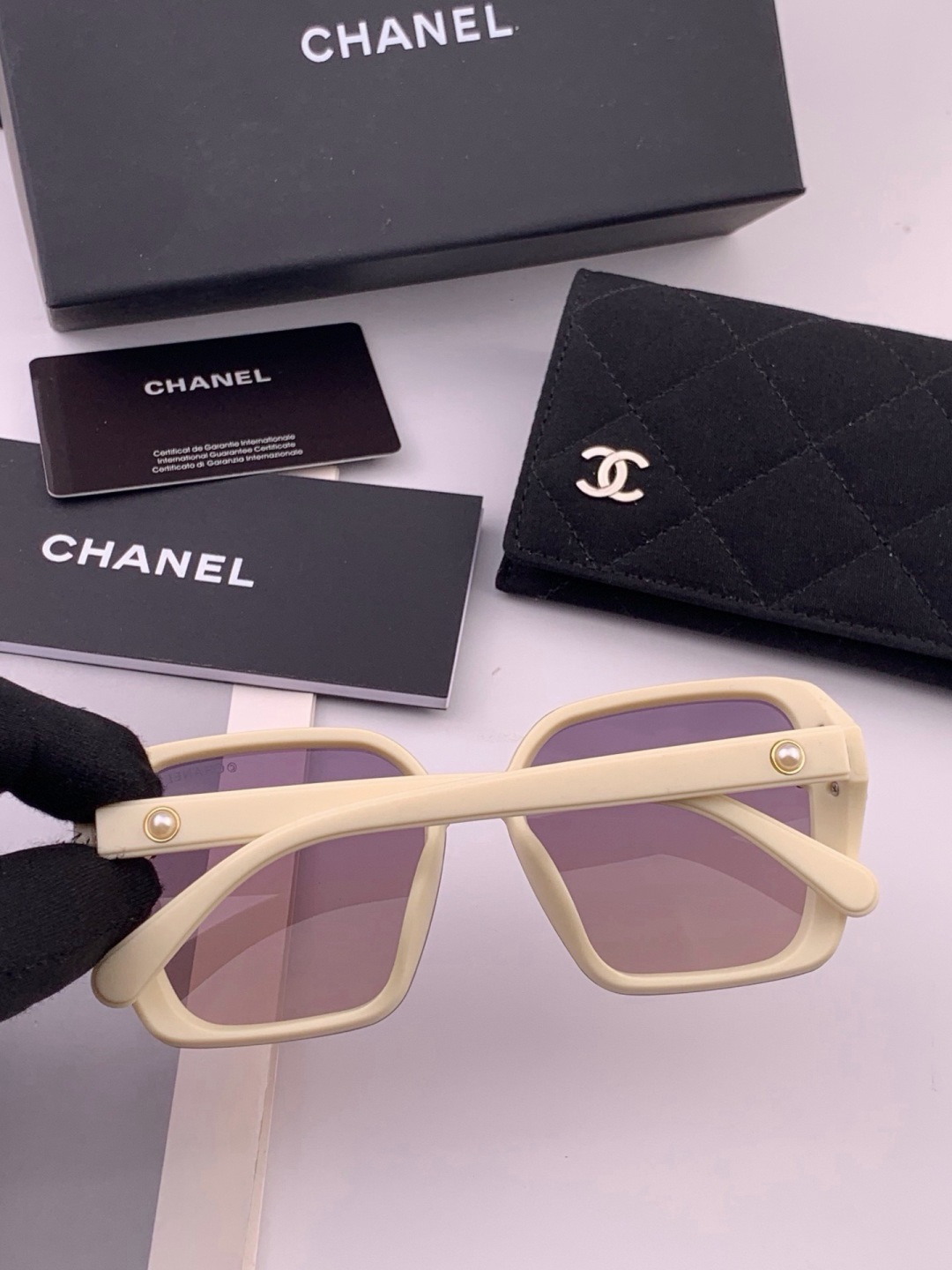 🔺CHANEL🔻官方早春新款，众多明星同款[色]香奈儿‼️‼️新款大框偏光墨镜 ，镜腿LOGO小珍珠🌈🌈宝丽来超清偏光太