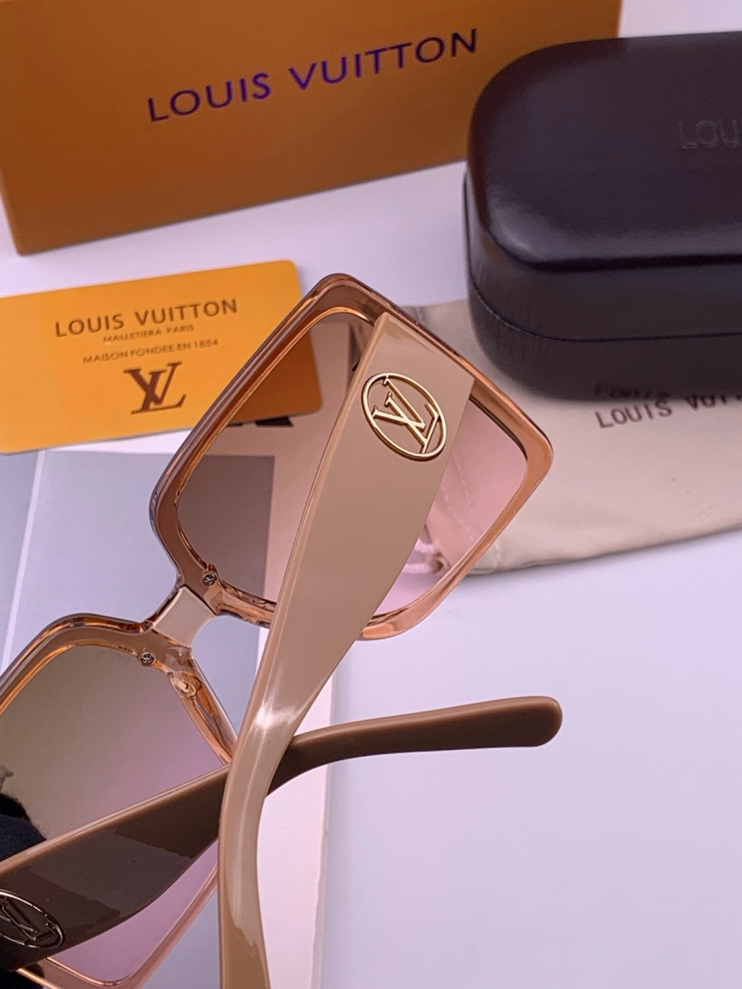 LV 开春新款  潮流爆款 时尚方框太阳镜 高品质 佩戴舒适 网红潮款墨镜 型号 L8270