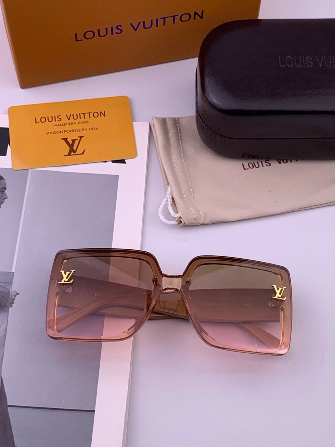 LV 开春新款  潮流爆款 时尚方框太阳镜 高品质 佩戴舒适 网红潮款墨镜 型号 L8270