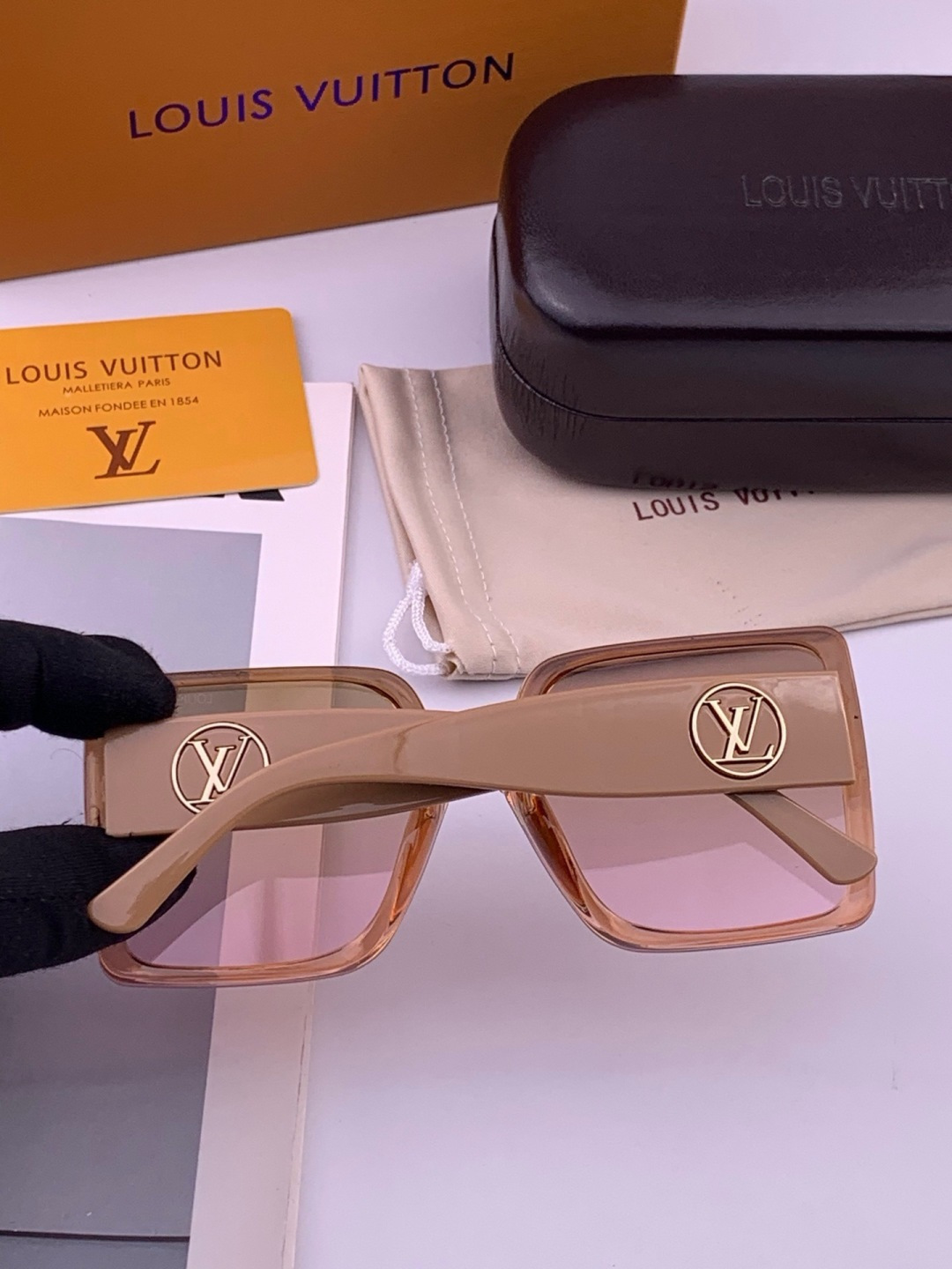 LV 开春新款  潮流爆款 时尚方框太阳镜 高品质 佩戴舒适 网红潮款墨镜 型号 L8270