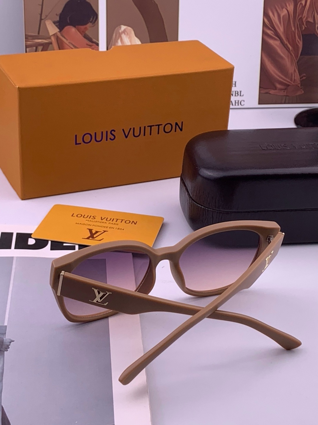 LV 开春新款  潮流爆款 时尚方框太阳镜 高品质 佩戴舒适 网红潮款墨镜 型号 L27001