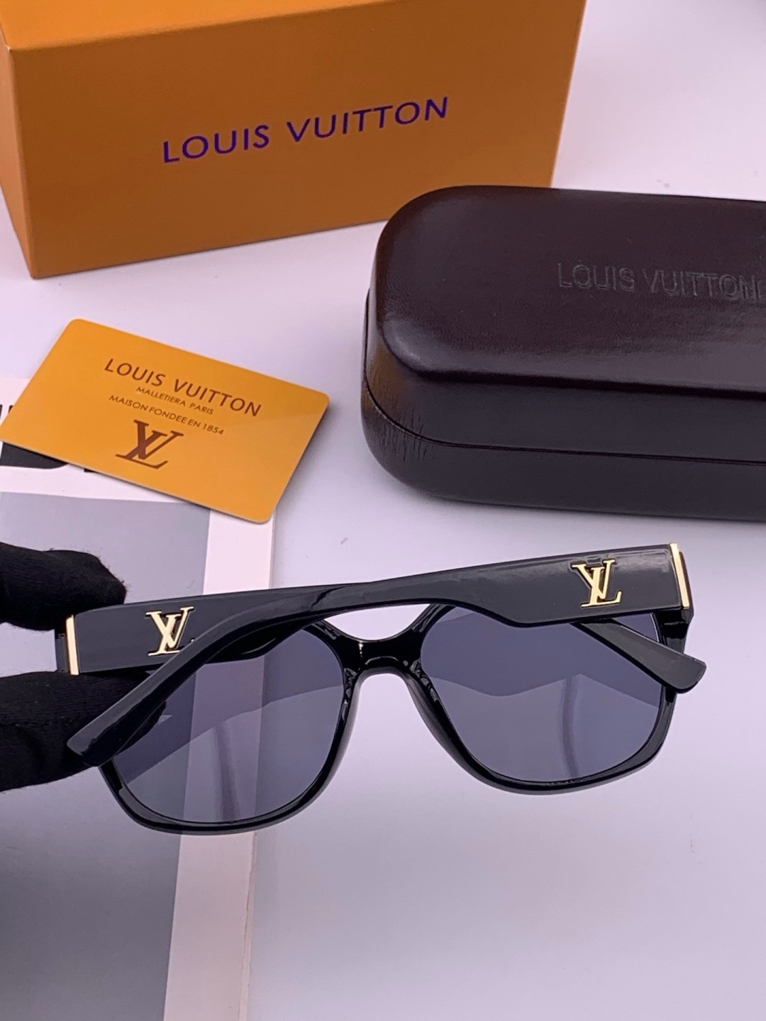 LV 开春新款  潮流爆款 时尚方框太阳镜 高品质 佩戴舒适 网红潮款墨镜 型号 L27001