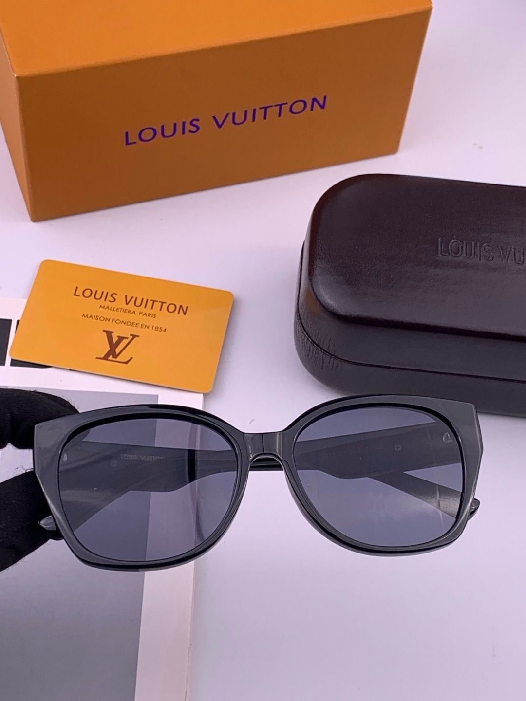 LV 开春新款  潮流爆款 时尚方框太阳镜 高品质 佩戴舒适 网红潮款墨镜 型号 L27001