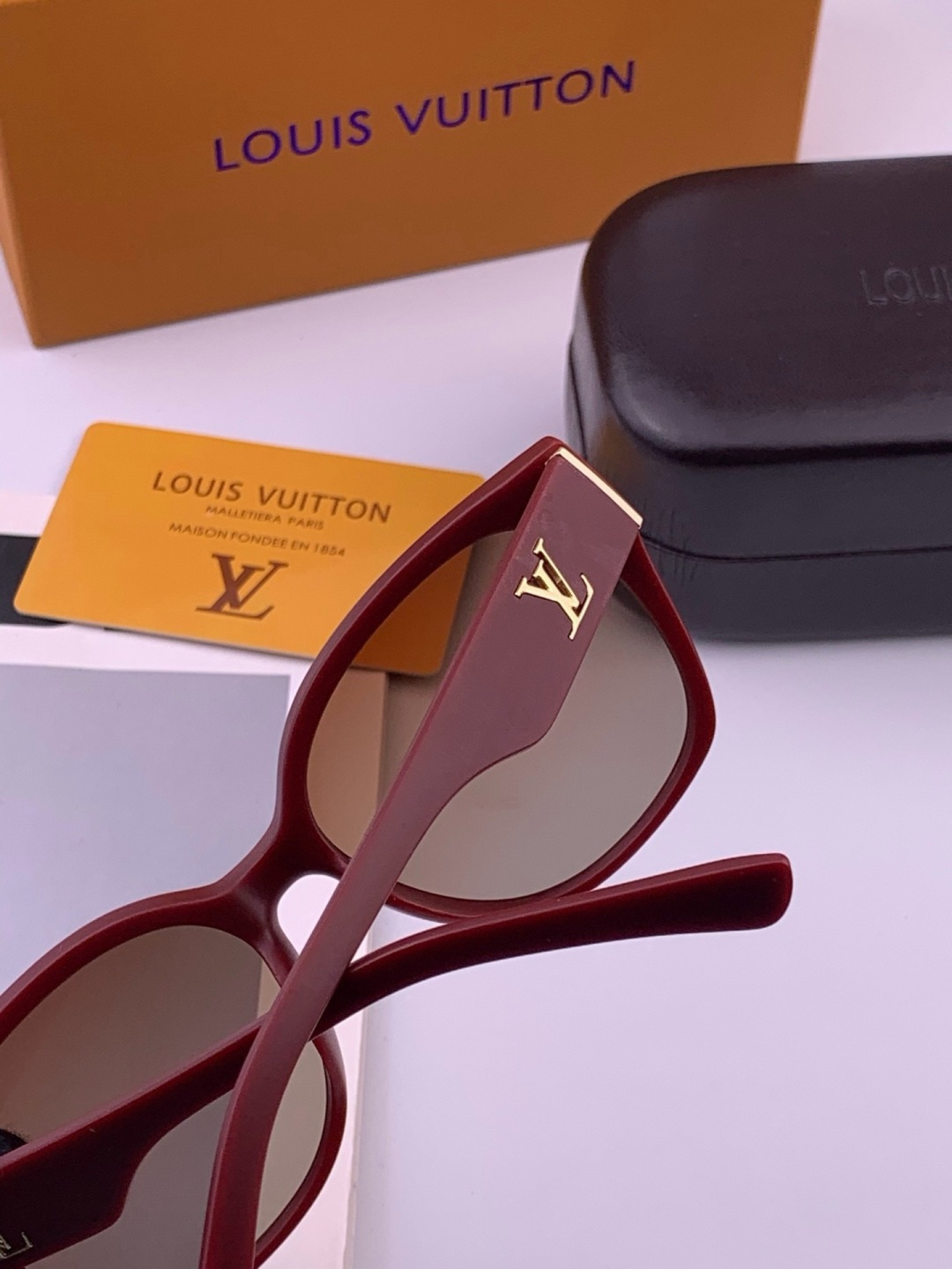 LV 开春新款  潮流爆款 时尚方框太阳镜 高品质 佩戴舒适 网红潮款墨镜 型号 L27001