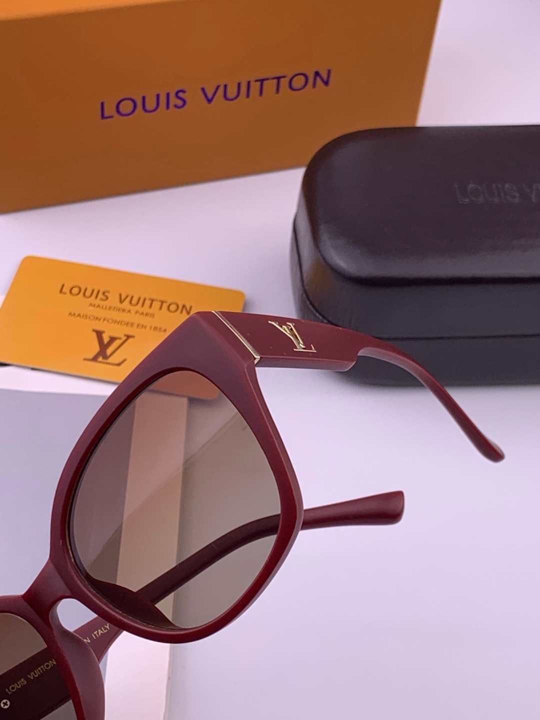 LV 开春新款  潮流爆款 时尚方框太阳镜 高品质 佩戴舒适 网红潮款墨镜 型号 L27001