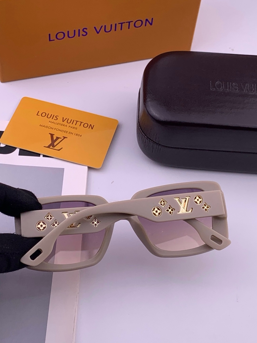 LV 开春新款  潮流爆款 时尚方框太阳镜 高品质 佩戴舒适 网红潮款墨镜 型号 L47001