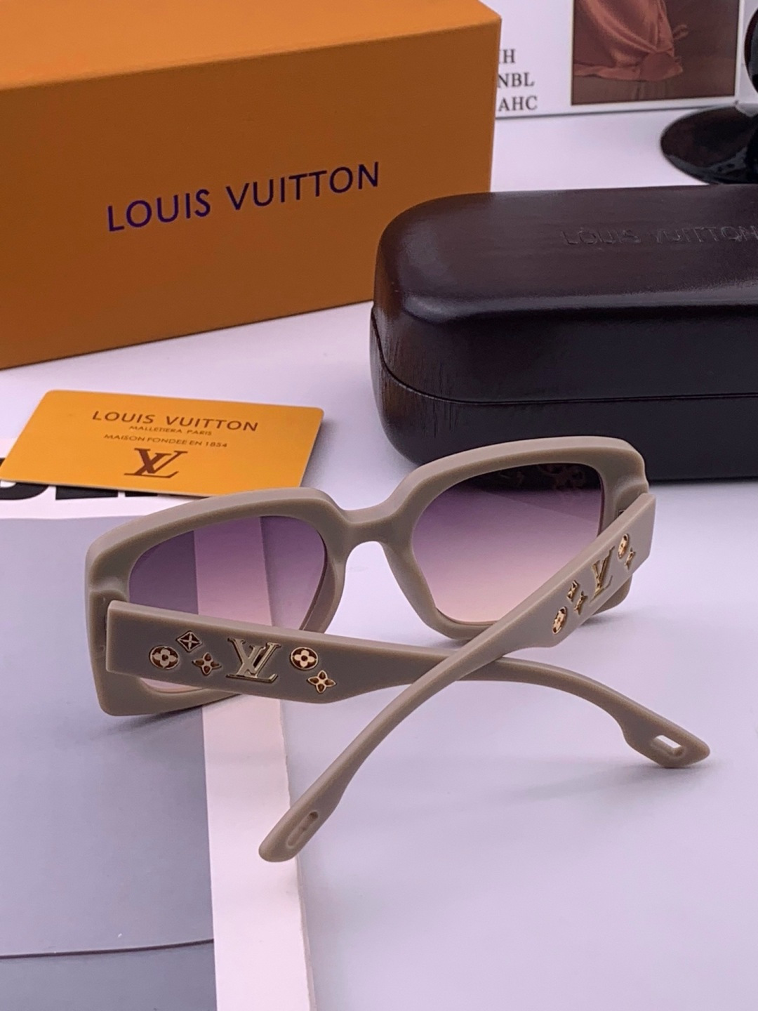 LV 开春新款  潮流爆款 时尚方框太阳镜 高品质 佩戴舒适 网红潮款墨镜 型号 L47001