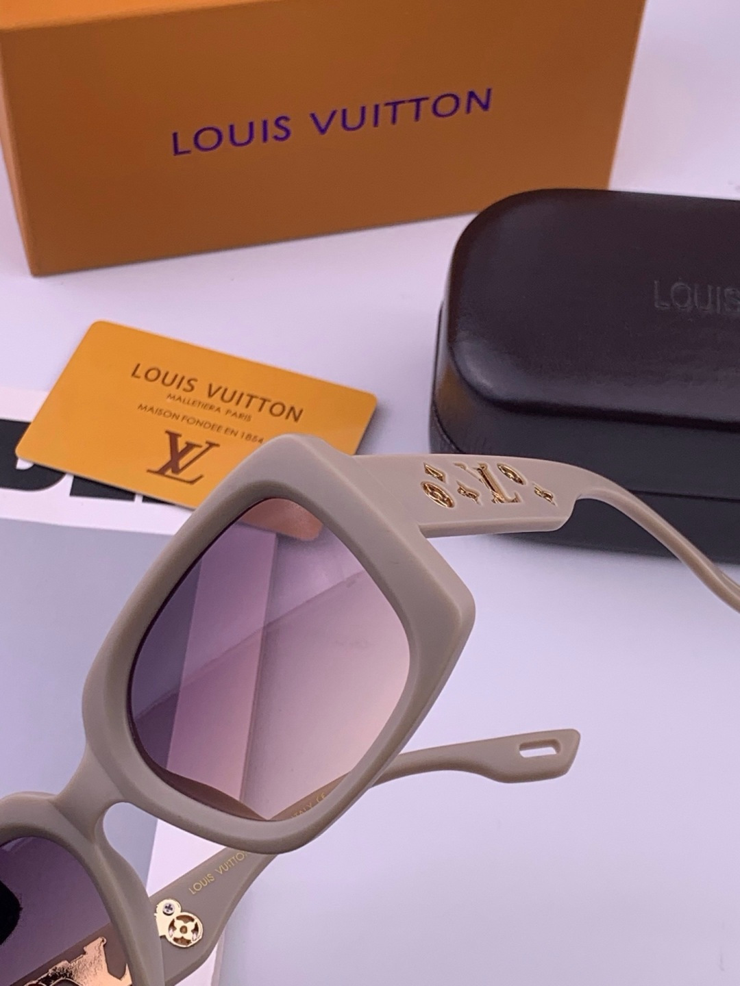 LV 开春新款  潮流爆款 时尚方框太阳镜 高品质 佩戴舒适 网红潮款墨镜 型号 L47001