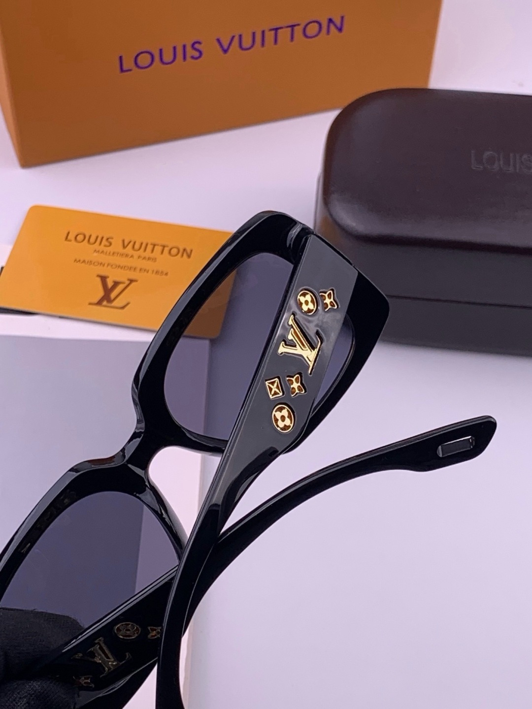 LV 开春新款  潮流爆款 时尚方框太阳镜 高品质 佩戴舒适 网红潮款墨镜 型号 L47001