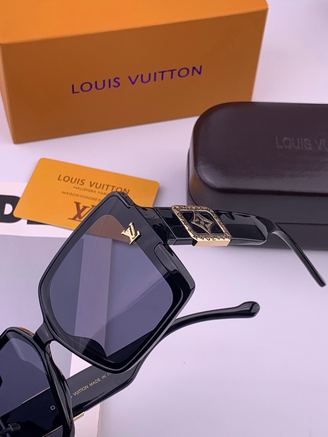LV 开春新款  潮流爆款 时尚方框太阳镜 高品质 佩戴舒适 网红潮款墨镜 型号 L97003