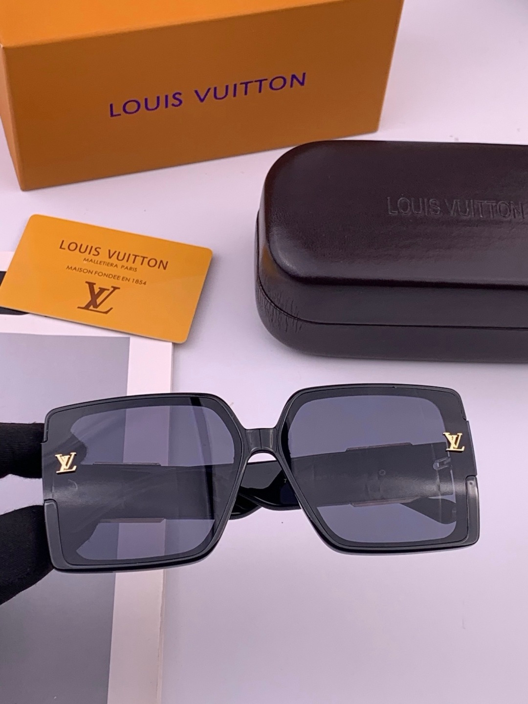 LV 开春新款  潮流爆款 时尚方框太阳镜 高品质 佩戴舒适 网红潮款墨镜 型号 L97003