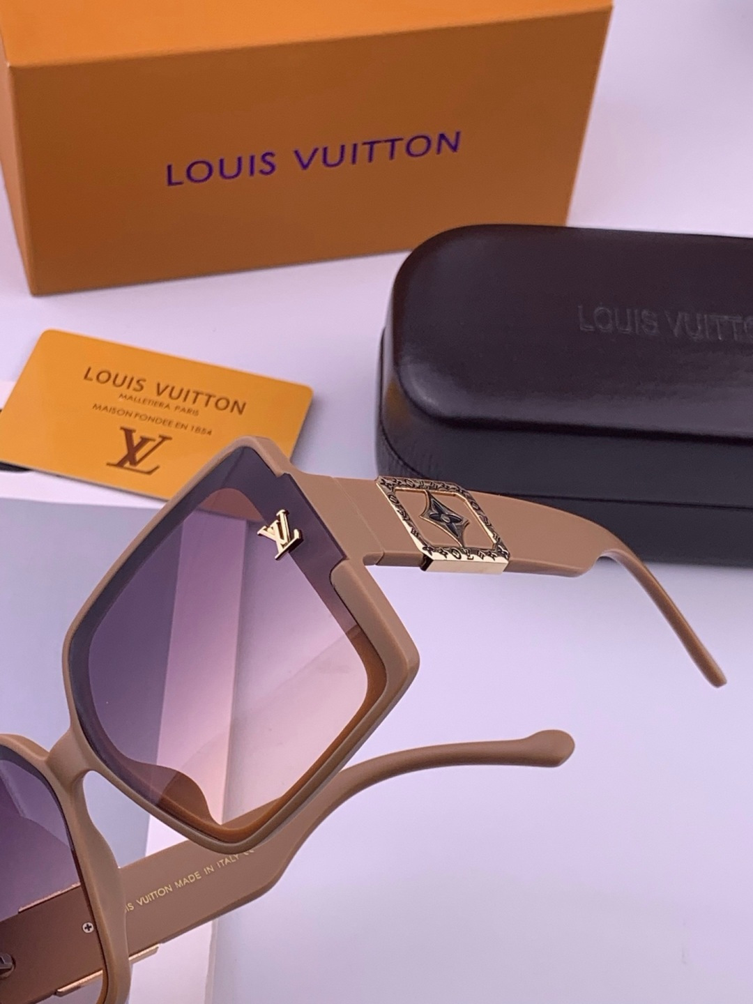 LV 开春新款  潮流爆款 时尚方框太阳镜 高品质 佩戴舒适 网红潮款墨镜 型号 L97003