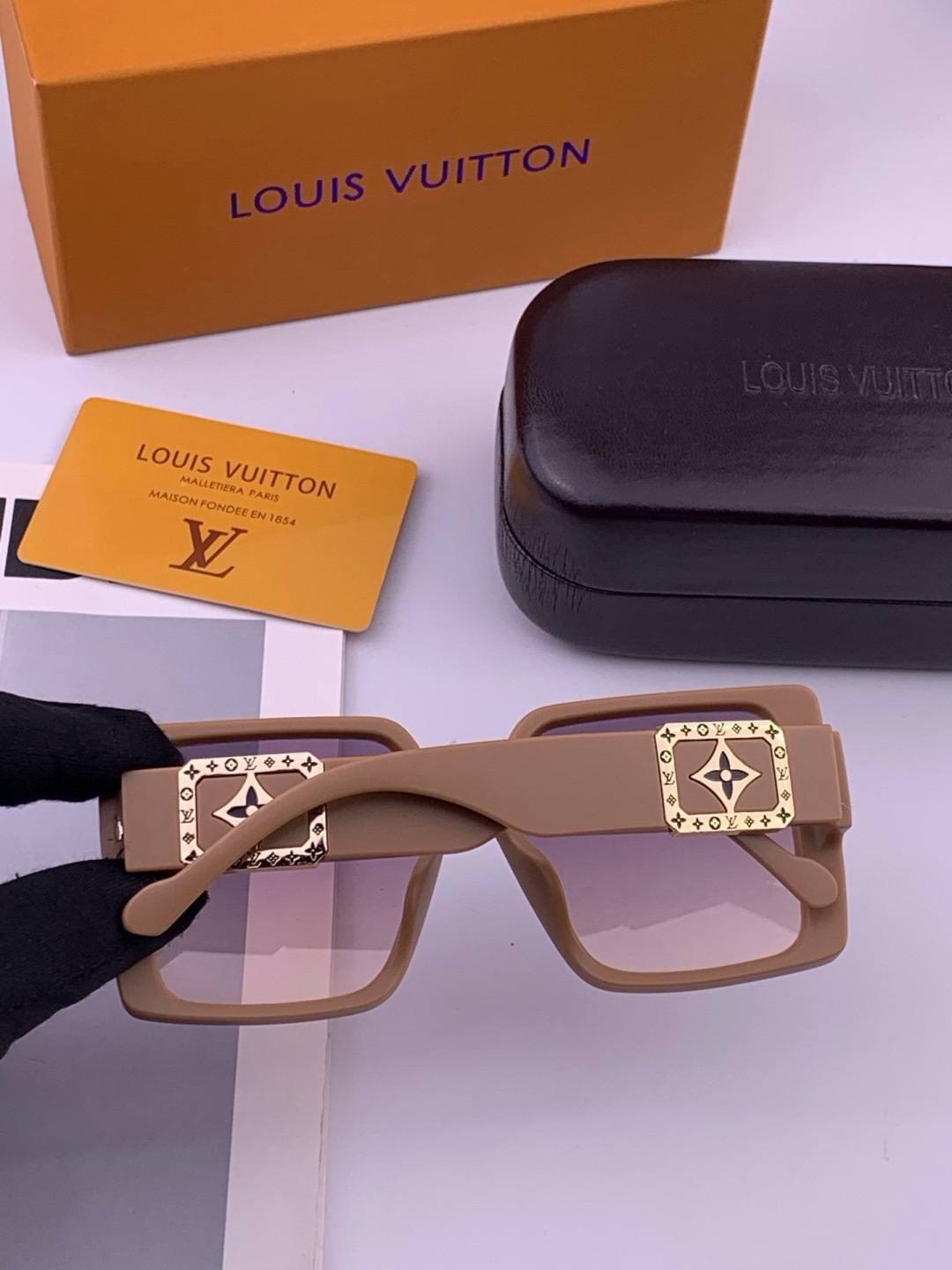 LV 开春新款  潮流爆款 时尚方框太阳镜 高品质 佩戴舒适 网红潮款墨镜 型号 L97003