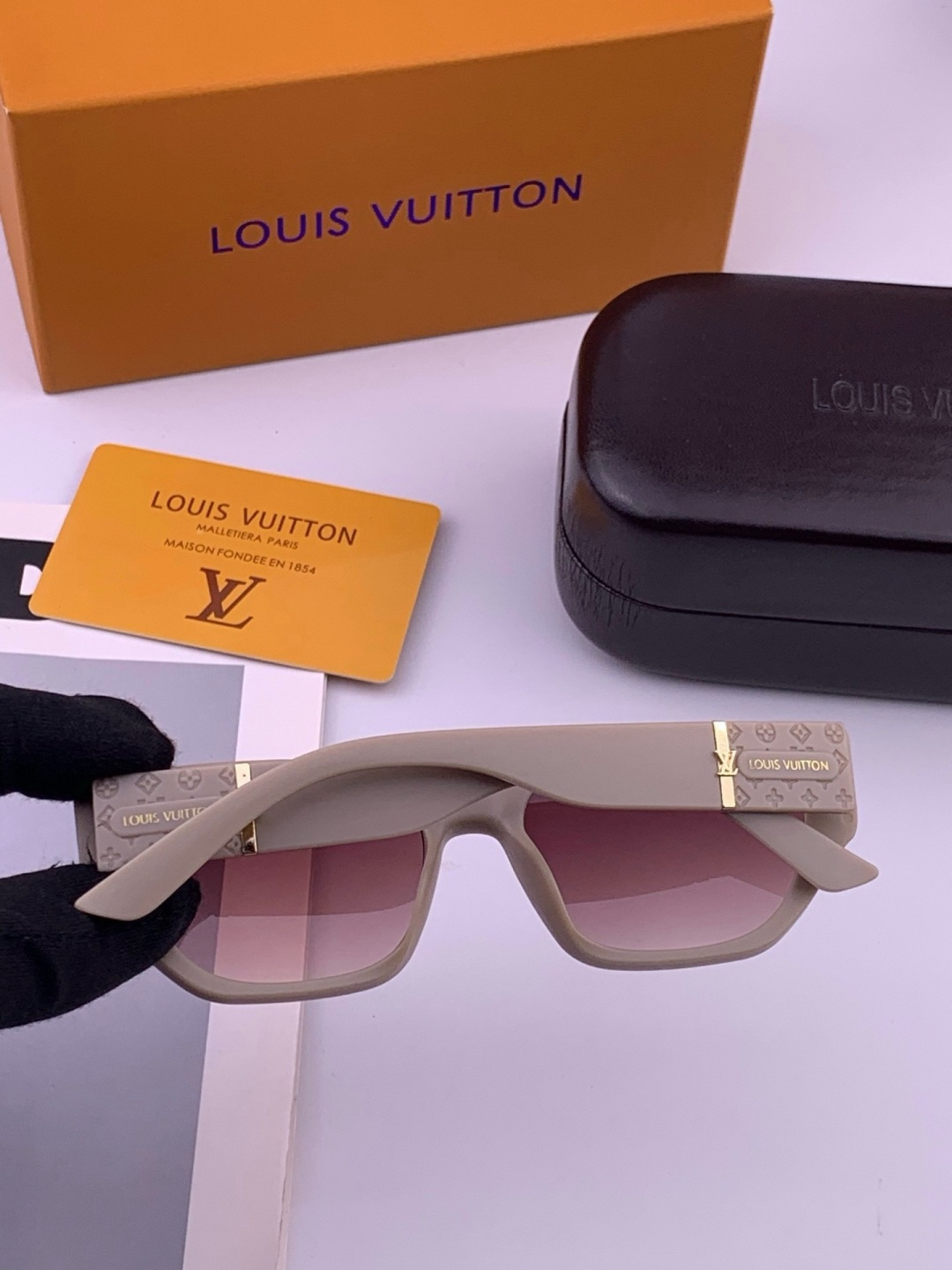 LV 开春新款  潮流爆款 时尚方框太阳镜 高品质 佩戴舒适 网红潮款墨镜 型号 L17000