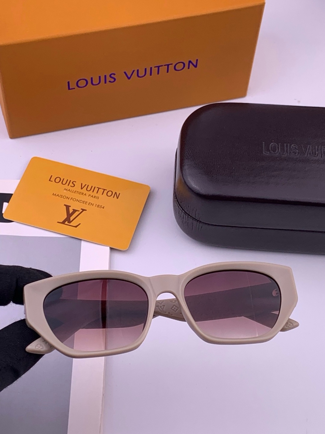 LV 开春新款  潮流爆款 时尚方框太阳镜 高品质 佩戴舒适 网红潮款墨镜 型号 L17000