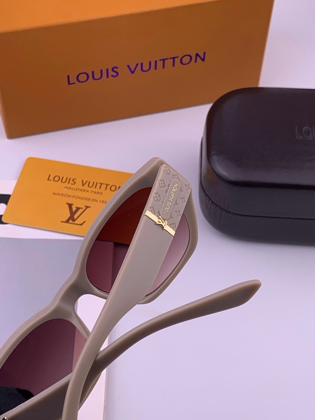 LV 开春新款  潮流爆款 时尚方框太阳镜 高品质 佩戴舒适 网红潮款墨镜 型号 L17000