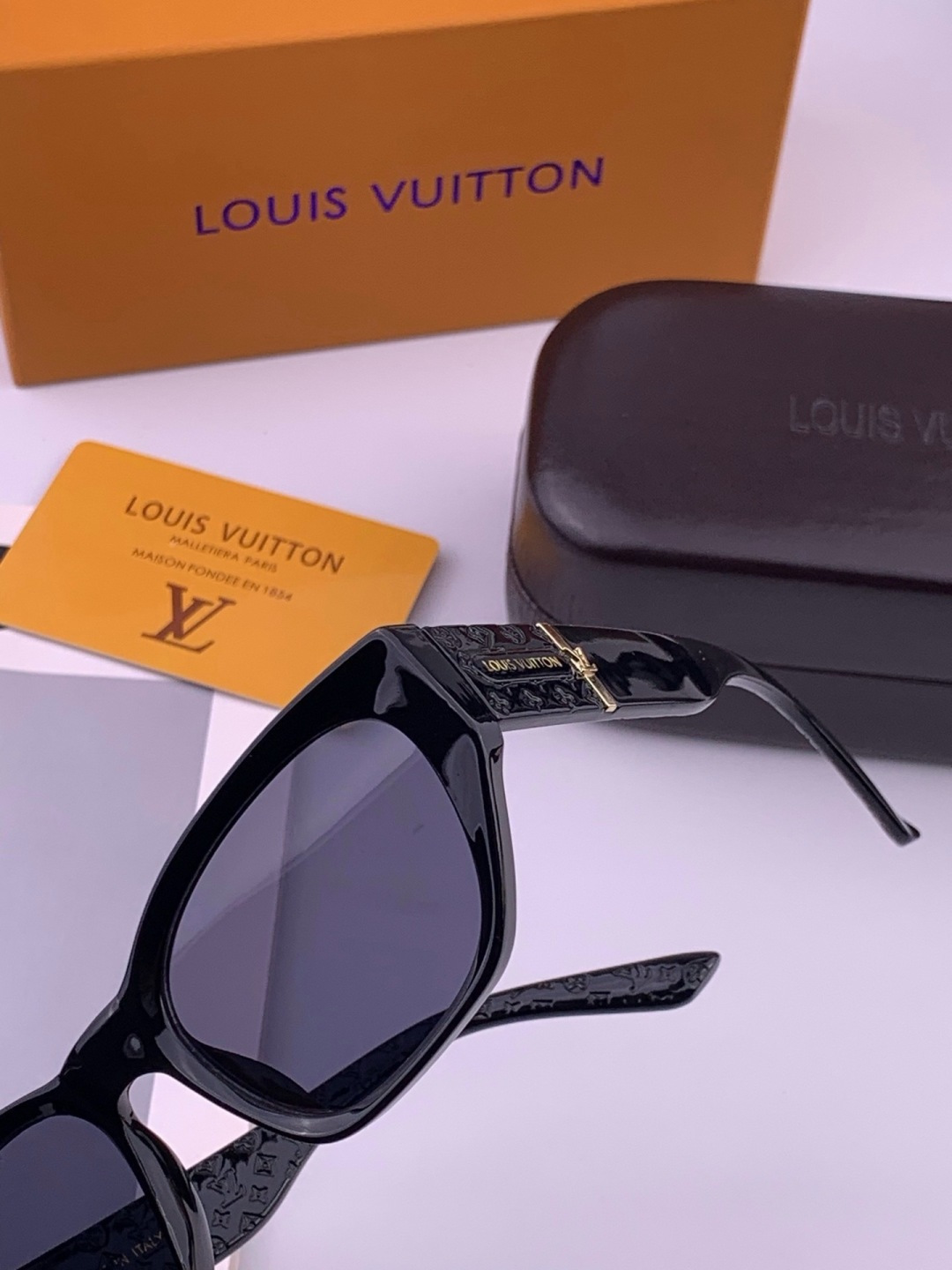 LV 开春新款  潮流爆款 时尚方框太阳镜 高品质 佩戴舒适 网红潮款墨镜 型号 L17000