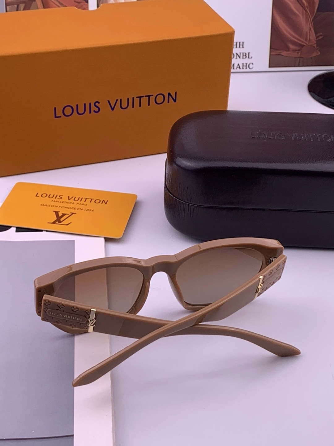 LV 开春新款  潮流爆款 时尚方框太阳镜 高品质 佩戴舒适 网红潮款墨镜 型号 L17000