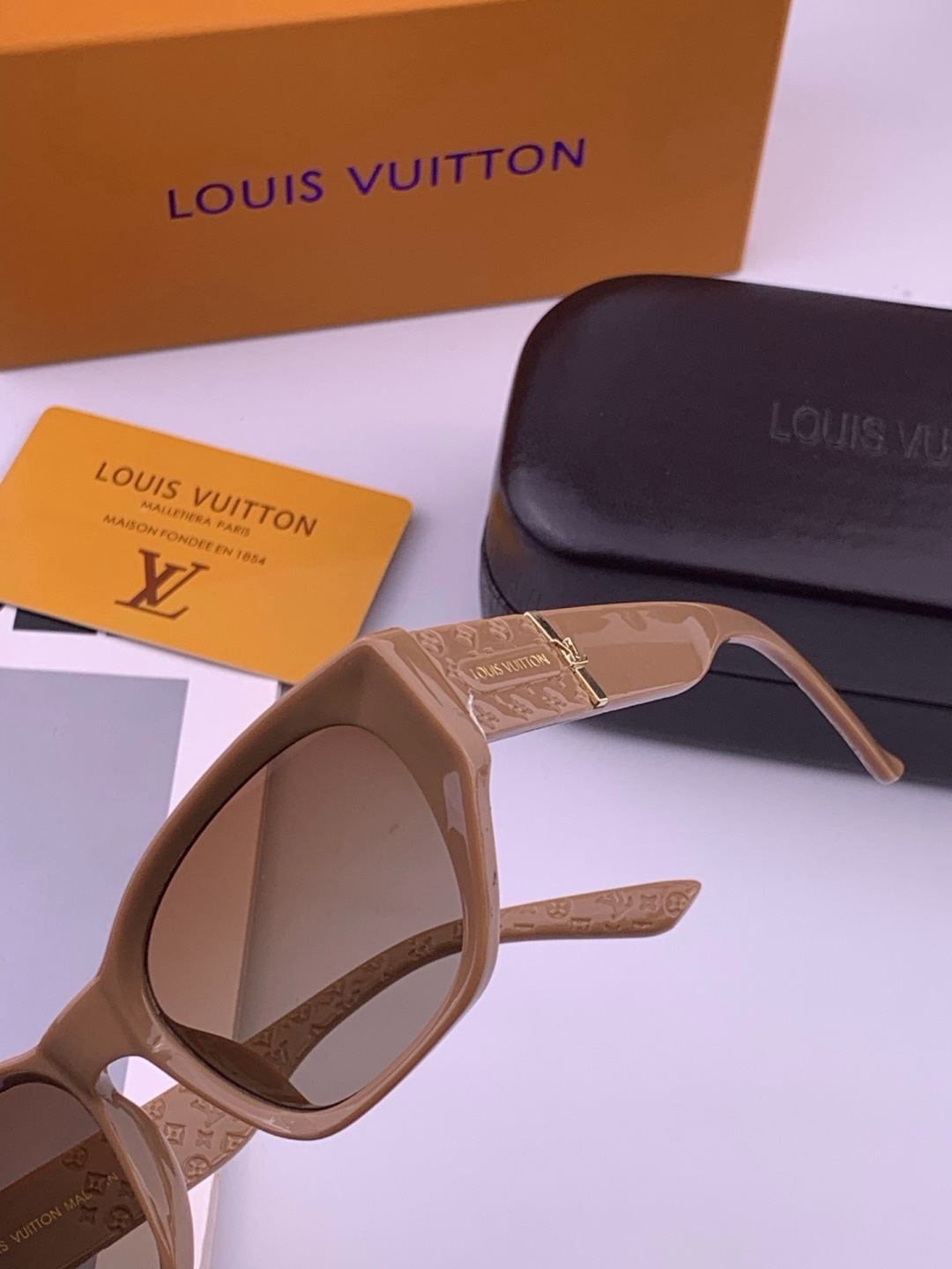 LV 开春新款  潮流爆款 时尚方框太阳镜 高品质 佩戴舒适 网红潮款墨镜 型号 L17000
